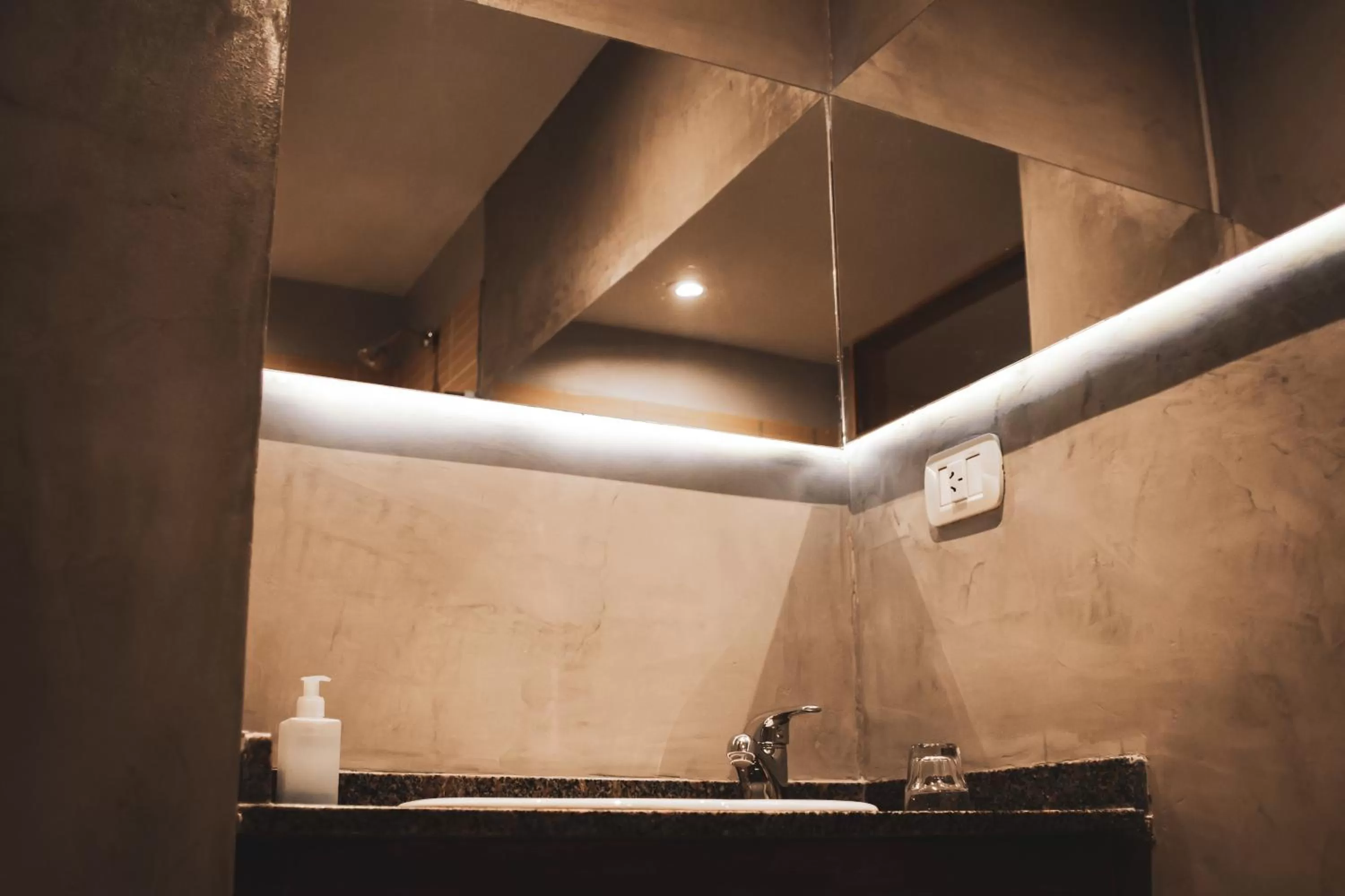 Shower in Hosteria Foike