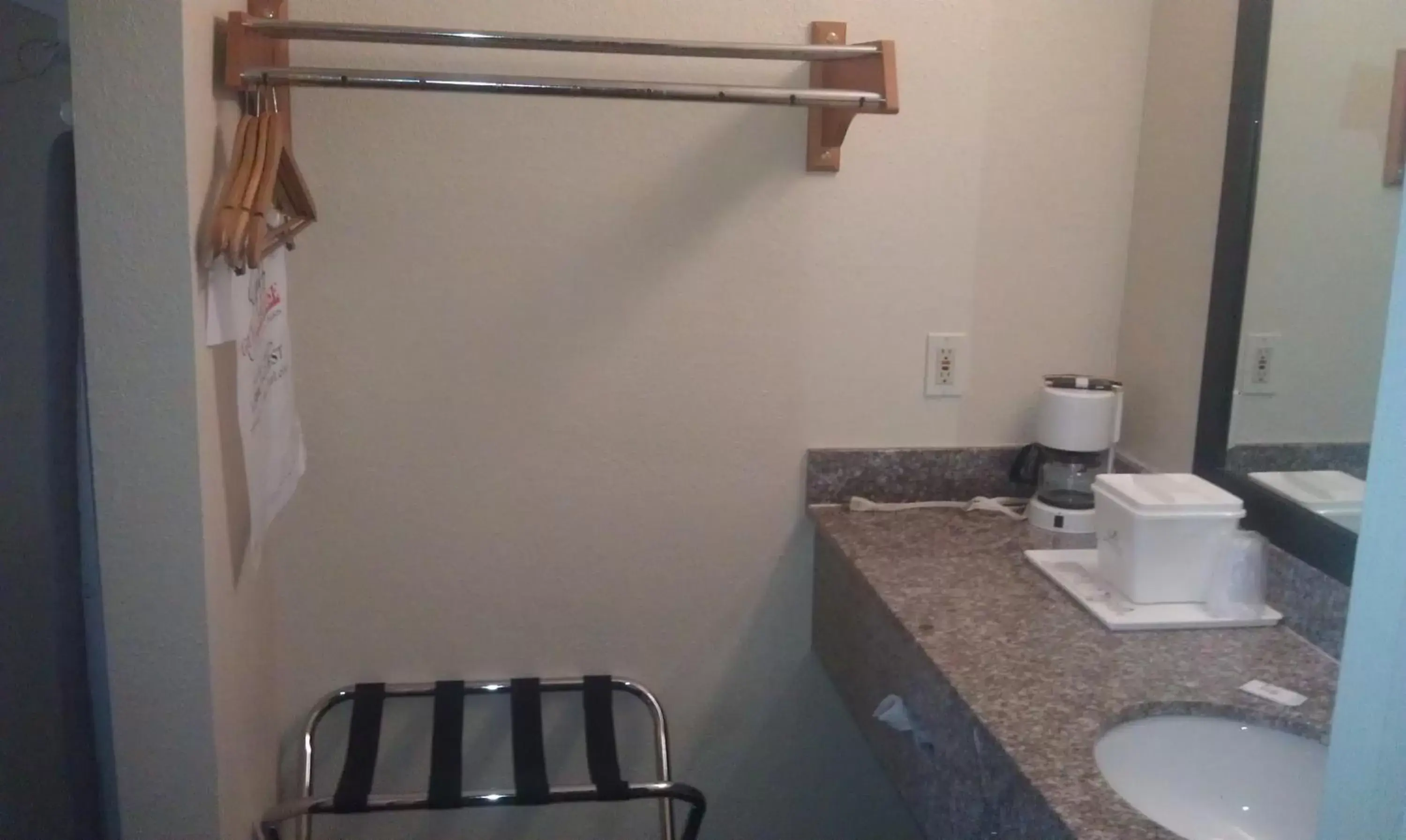 Queen Room with Two Queen Beds - Smoking in GuestHouse Inn Dothan Queen Room with Two Queen Beds - Smoking in GuestHouse Inn Dothan