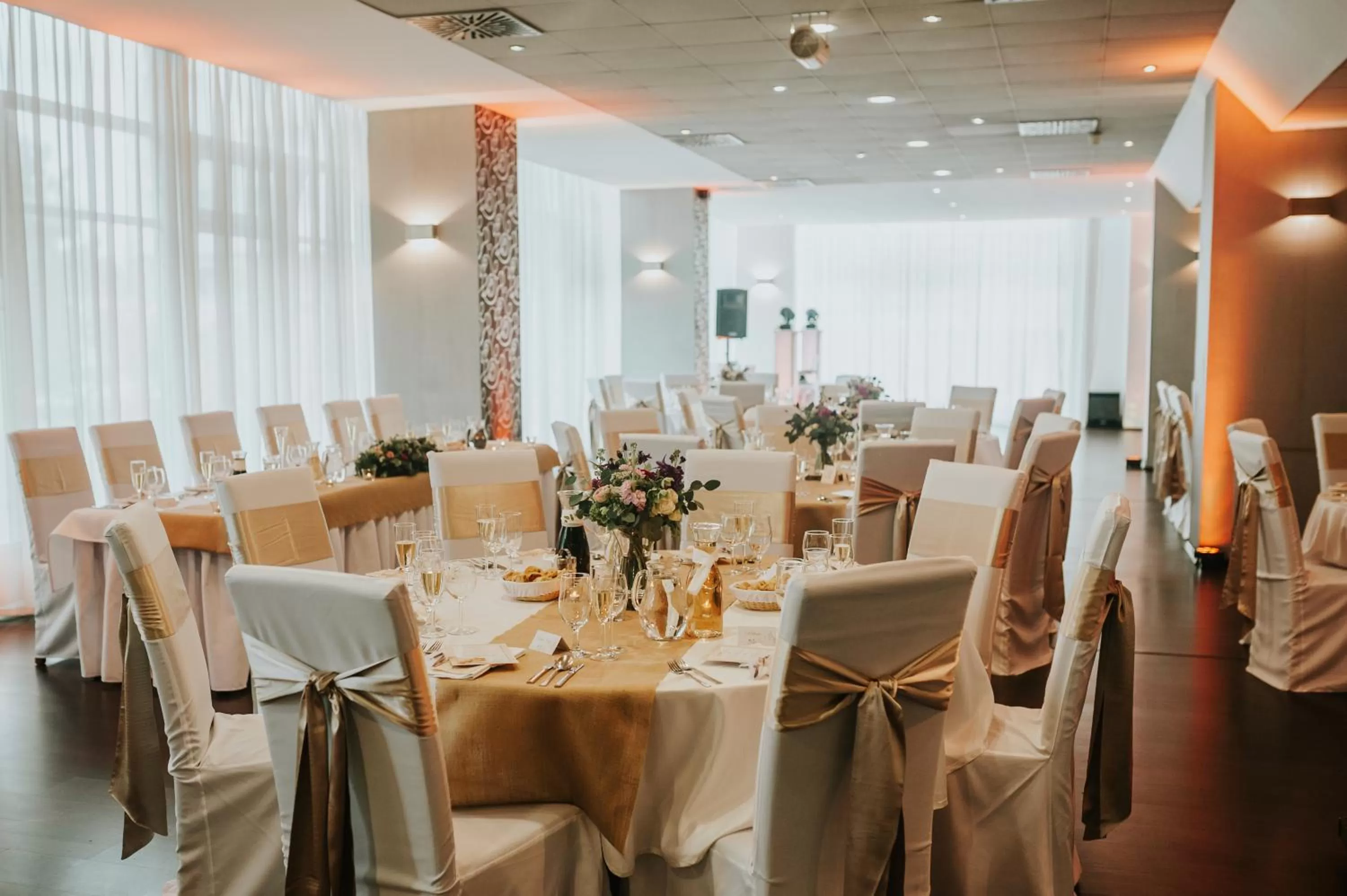 Restaurant/places to eat in Hotel Modena