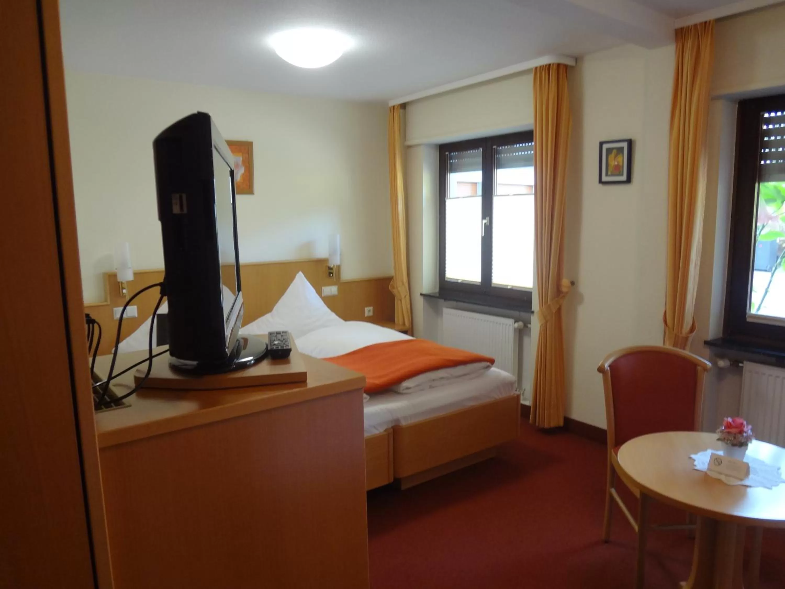 Photo of the whole room, Bed in Hotel Rose Heidelberg inklusive Frühstück, Saunanutzung und Parkplätze nach Verfügbarkeit