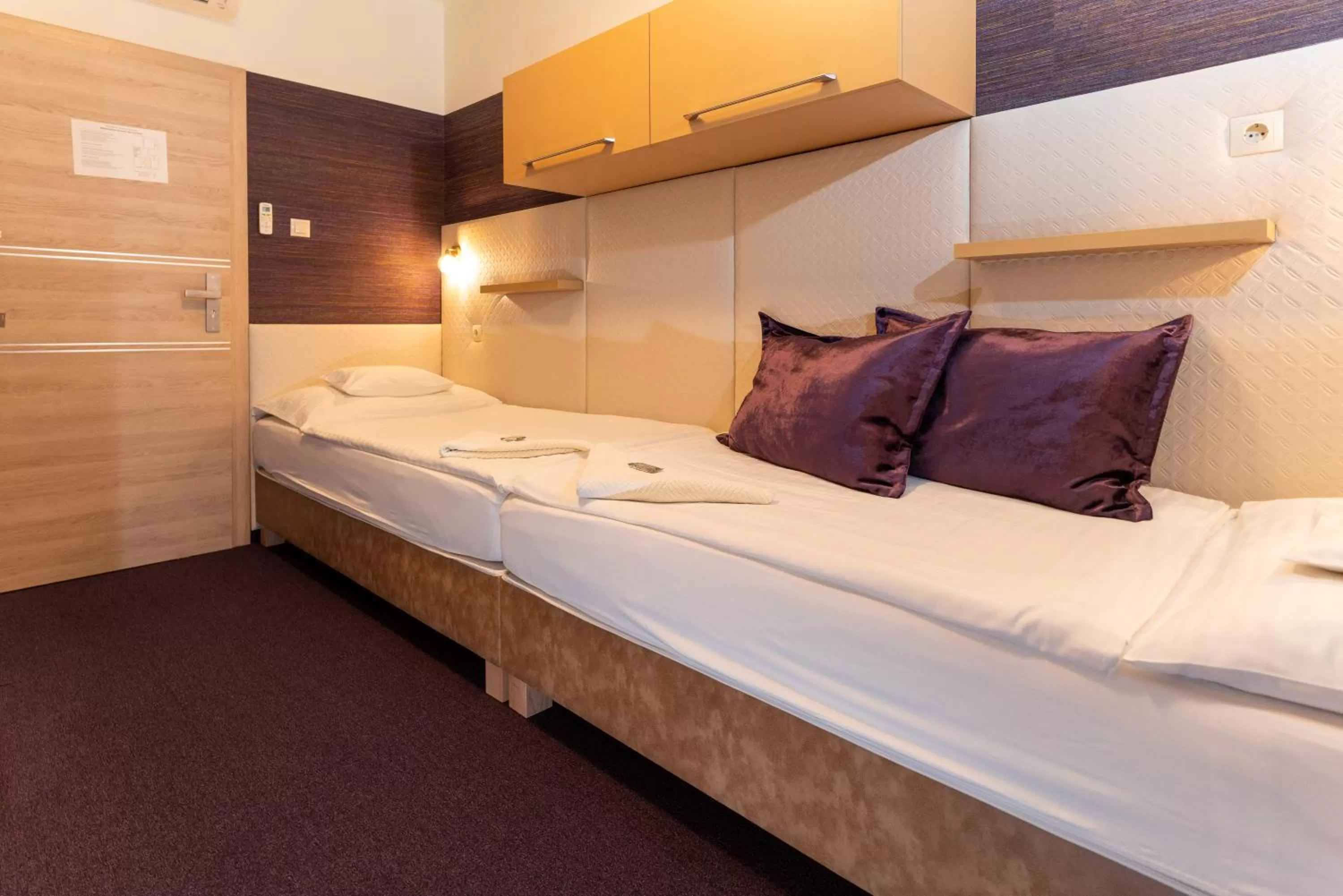 Photo of the whole room, Bed in Teátrum Boutique Hotel