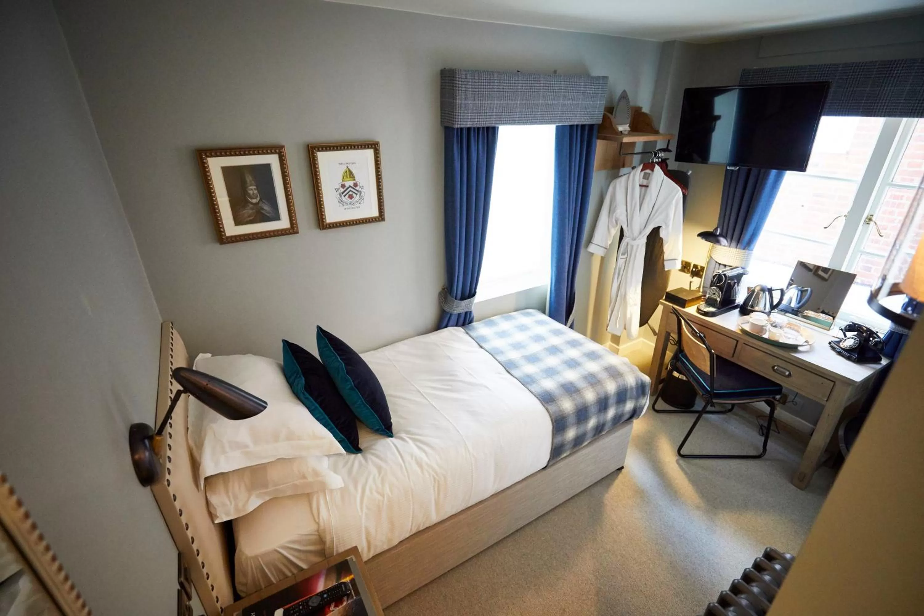 Photo of the whole room, Bed in Wykeham Arms