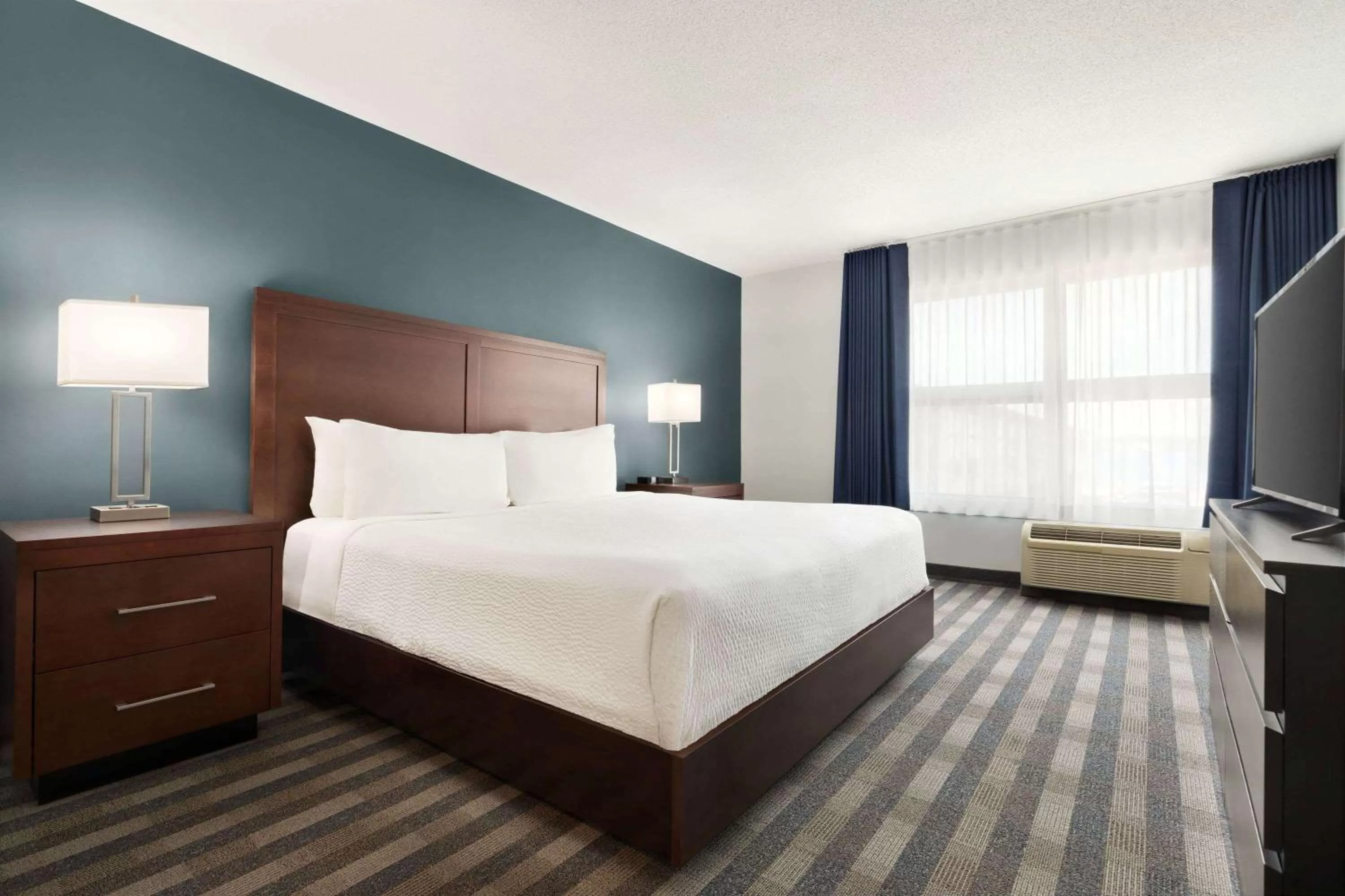 Photo of the whole room, Bed in Days Inn by Wyndham Sarnia Harbourfront