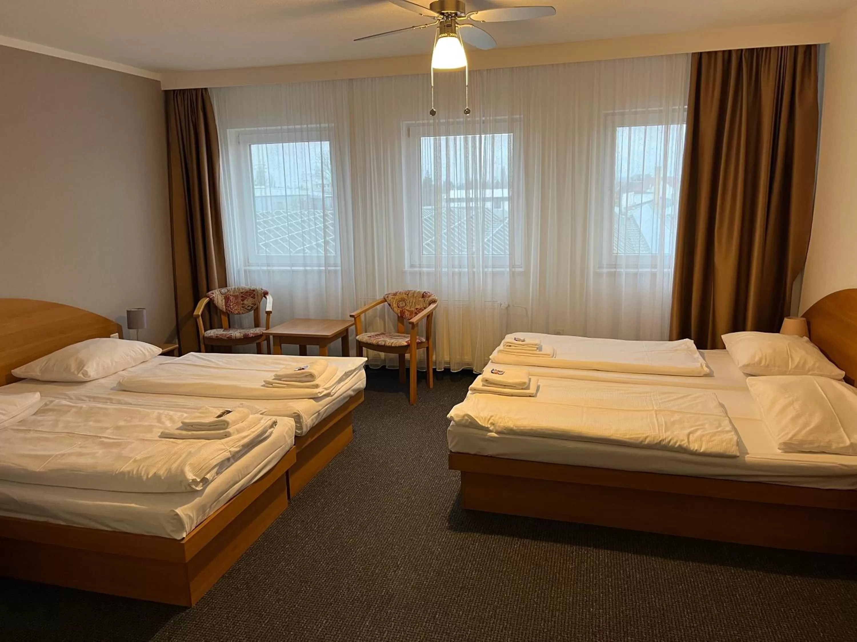 Photo of the whole room, Bed in astral'Inn Leipzig Hotel & Restaurant