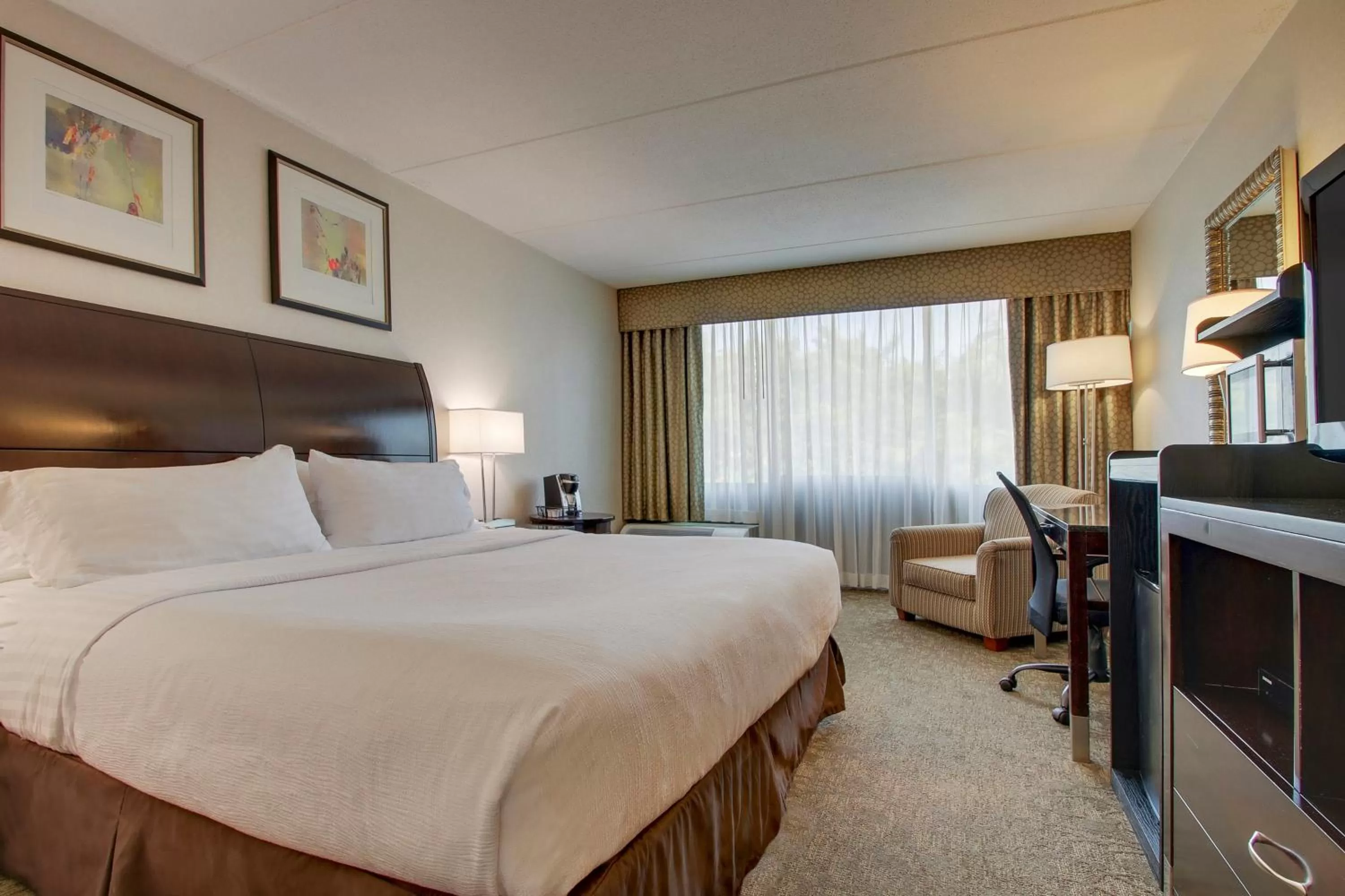 Photo of the whole room, Bed in Holiday Inn Westbury-Long Island by IHG