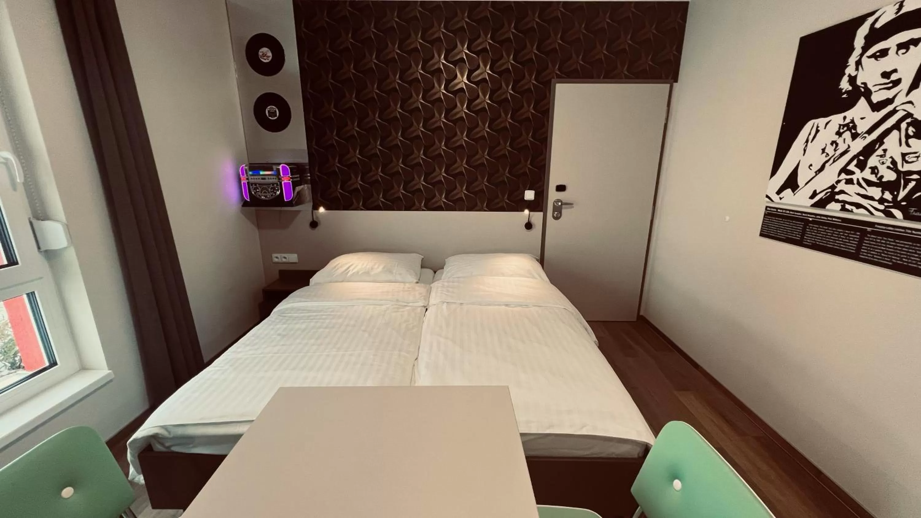 Bed in Jukebox Hotel