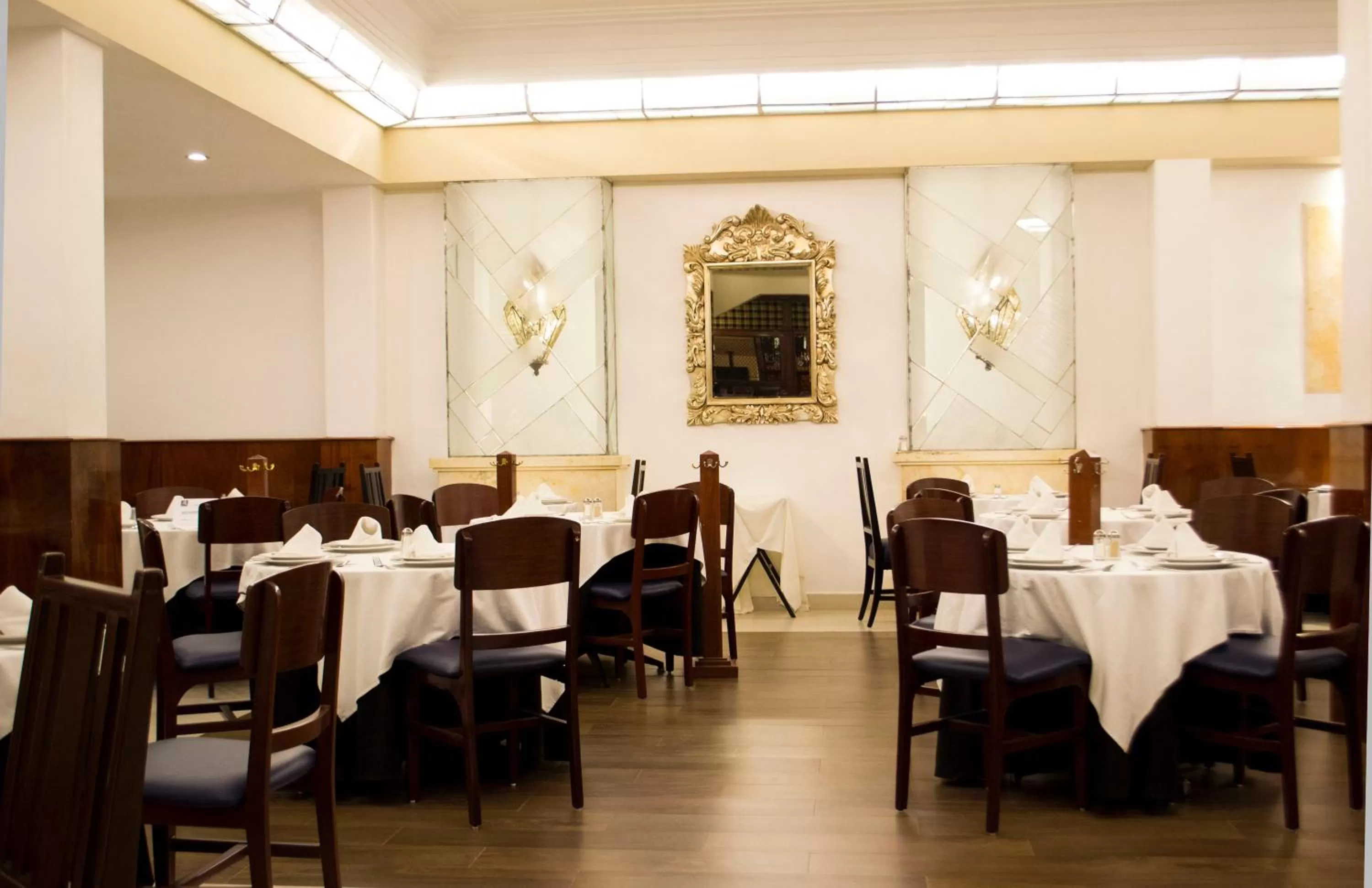 Restaurant/places to eat in Hotel Leon