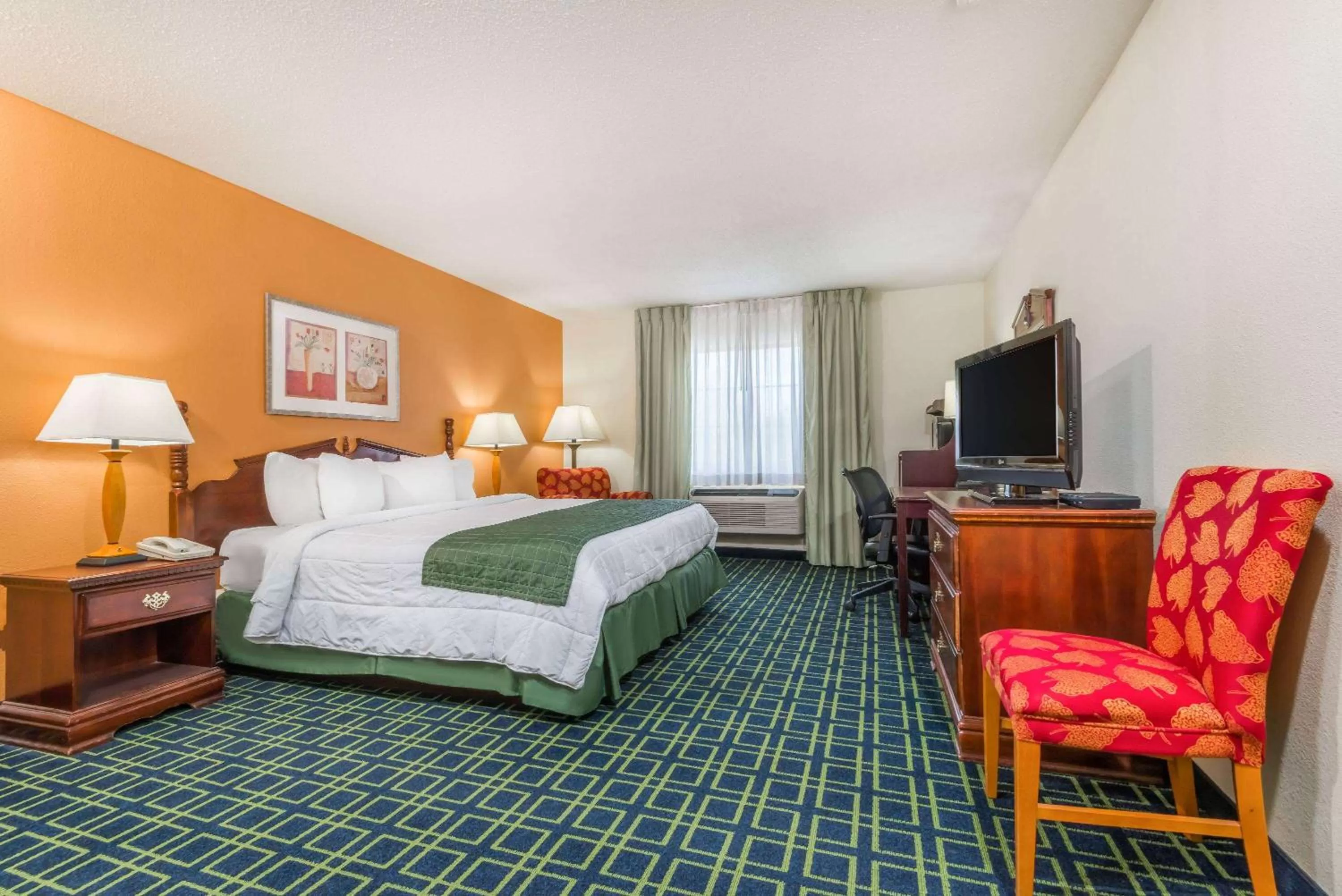 Photo of the whole room, Bed in Baymont by Wyndham Greensburg