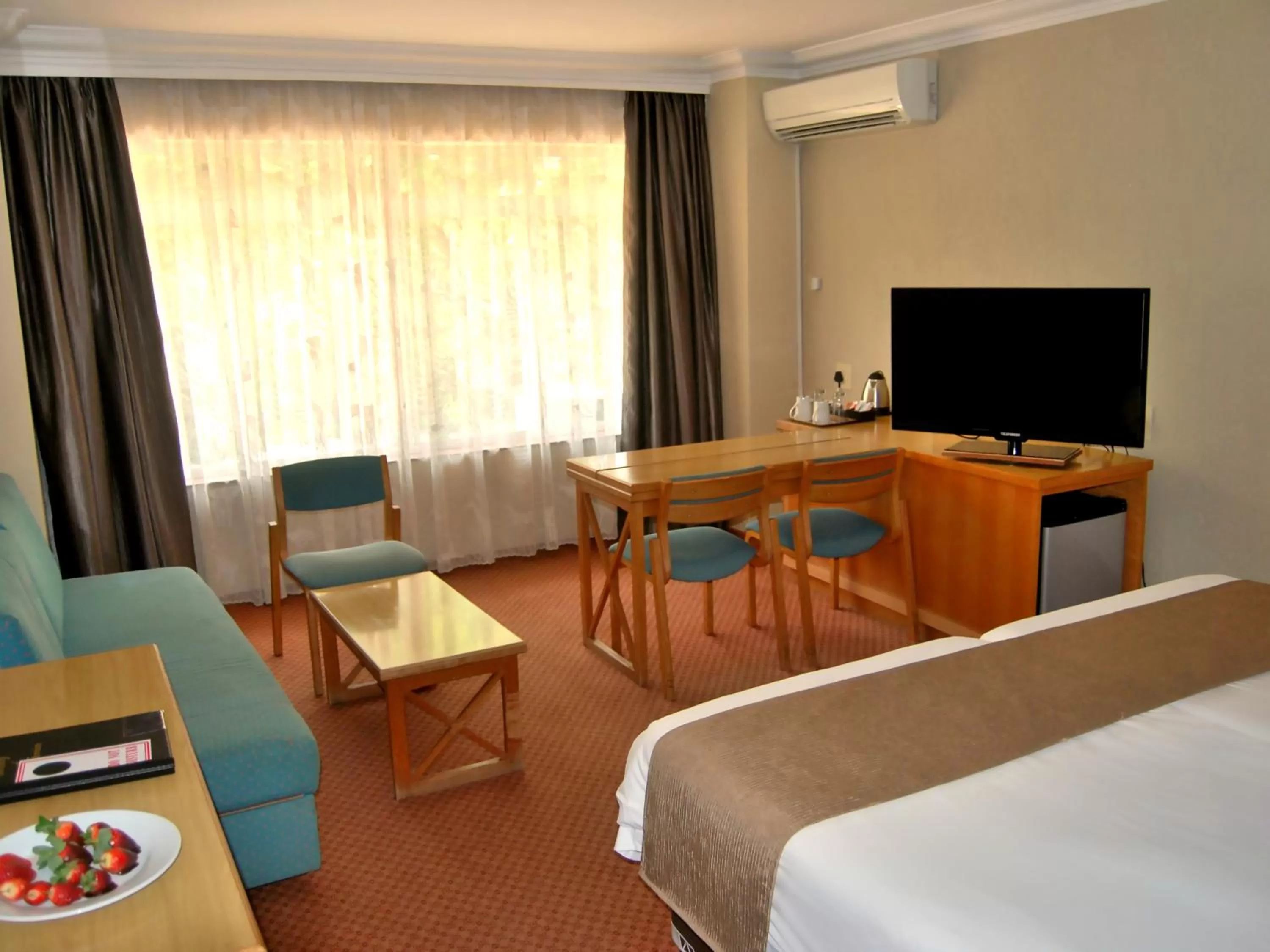 Bed in Safari Hotel & Convention Centre