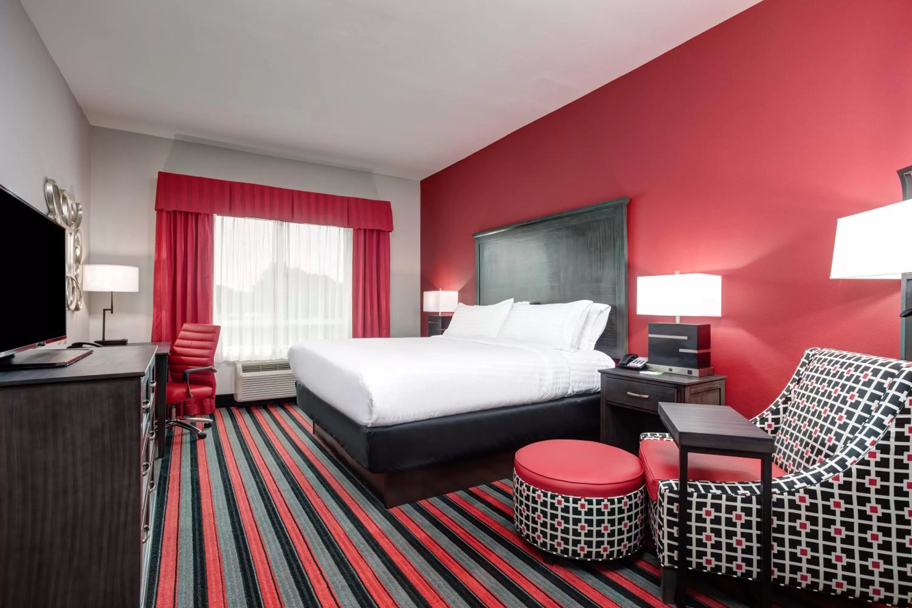 Photo of the whole room, Bed in Holiday Inn Lafayette North by IHG