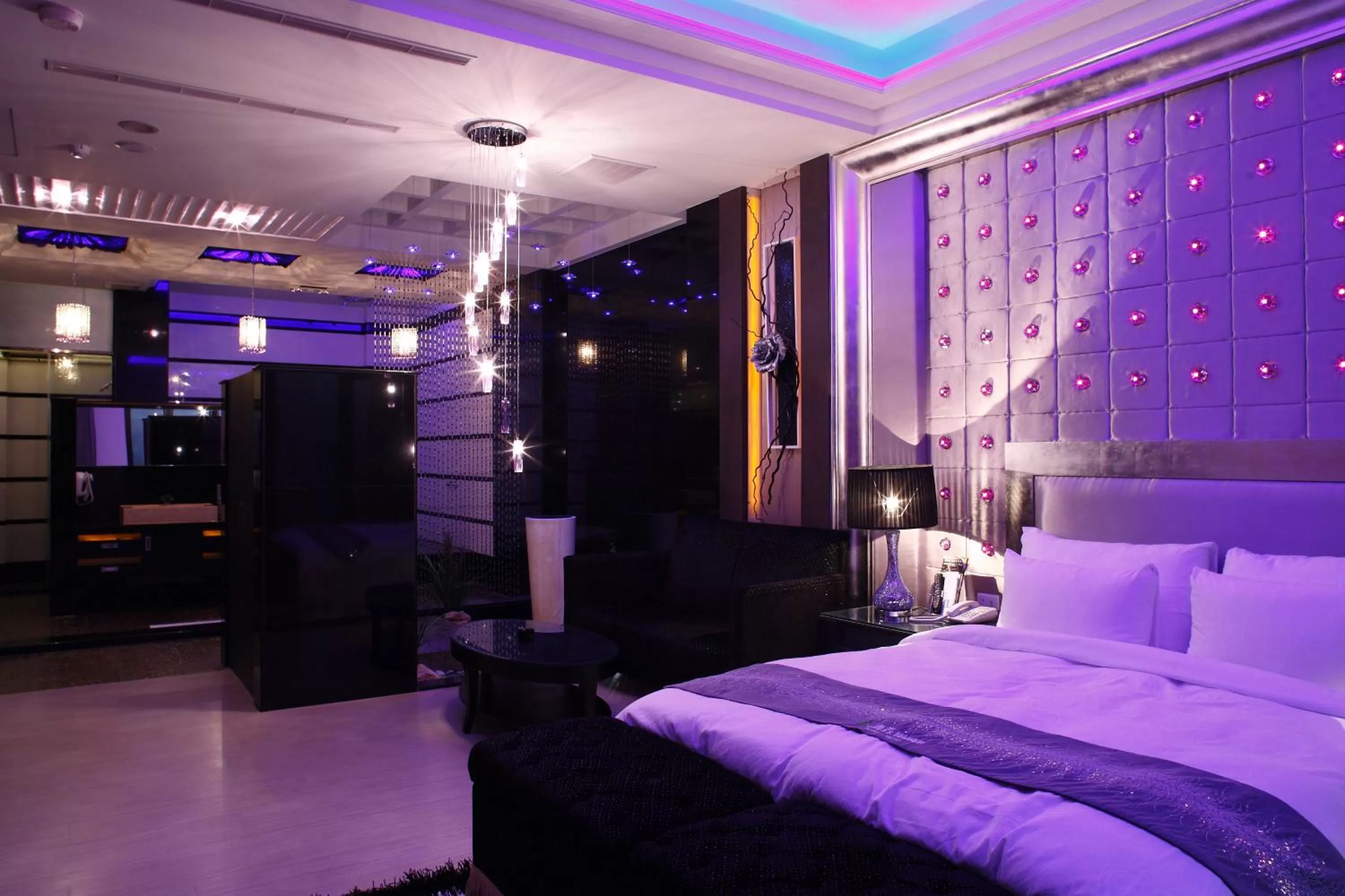 Photo of the whole room in Dryad Motel