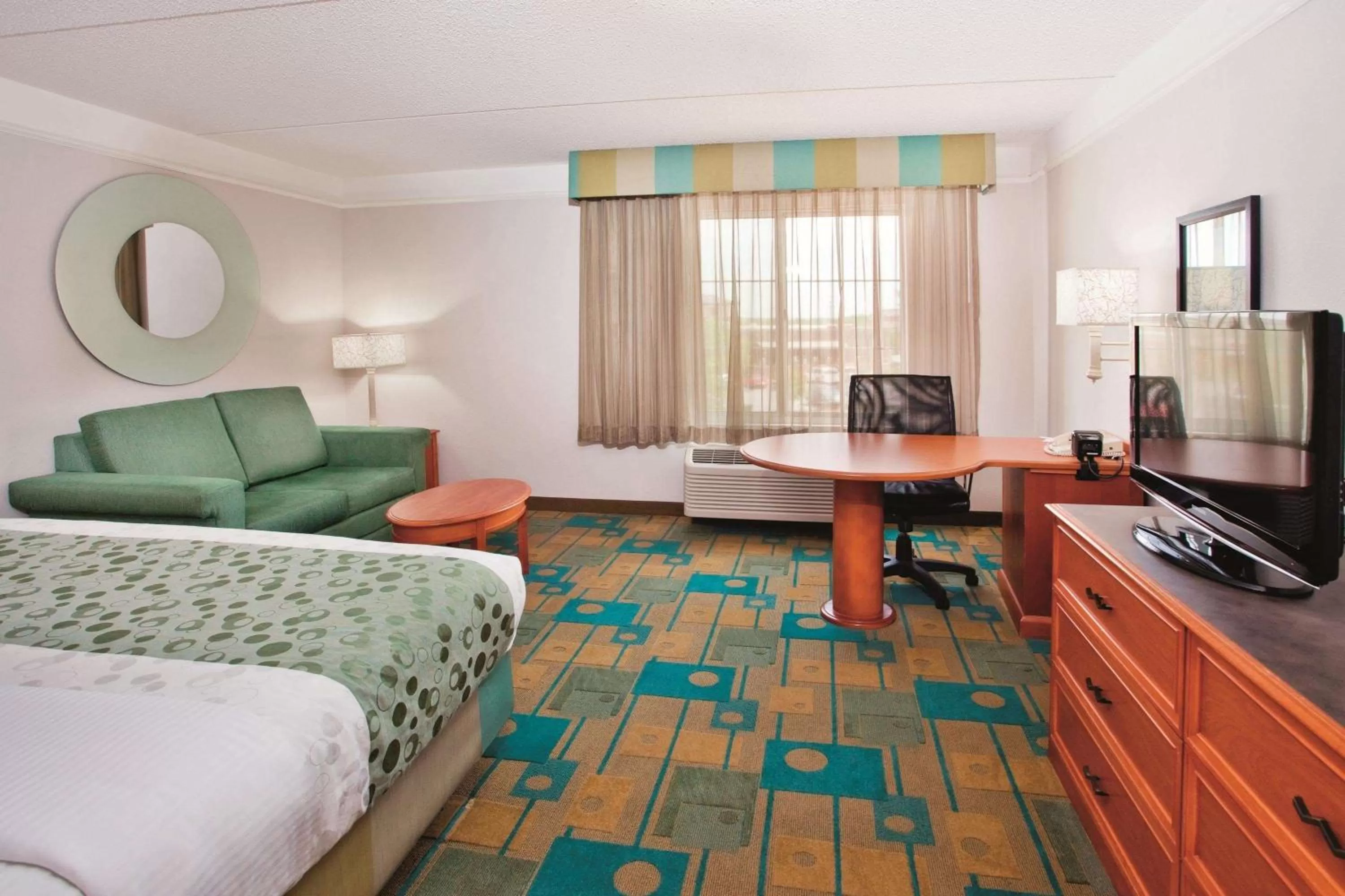 Photo of the whole room, Bed in La Quinta by Wyndham Winston-Salem