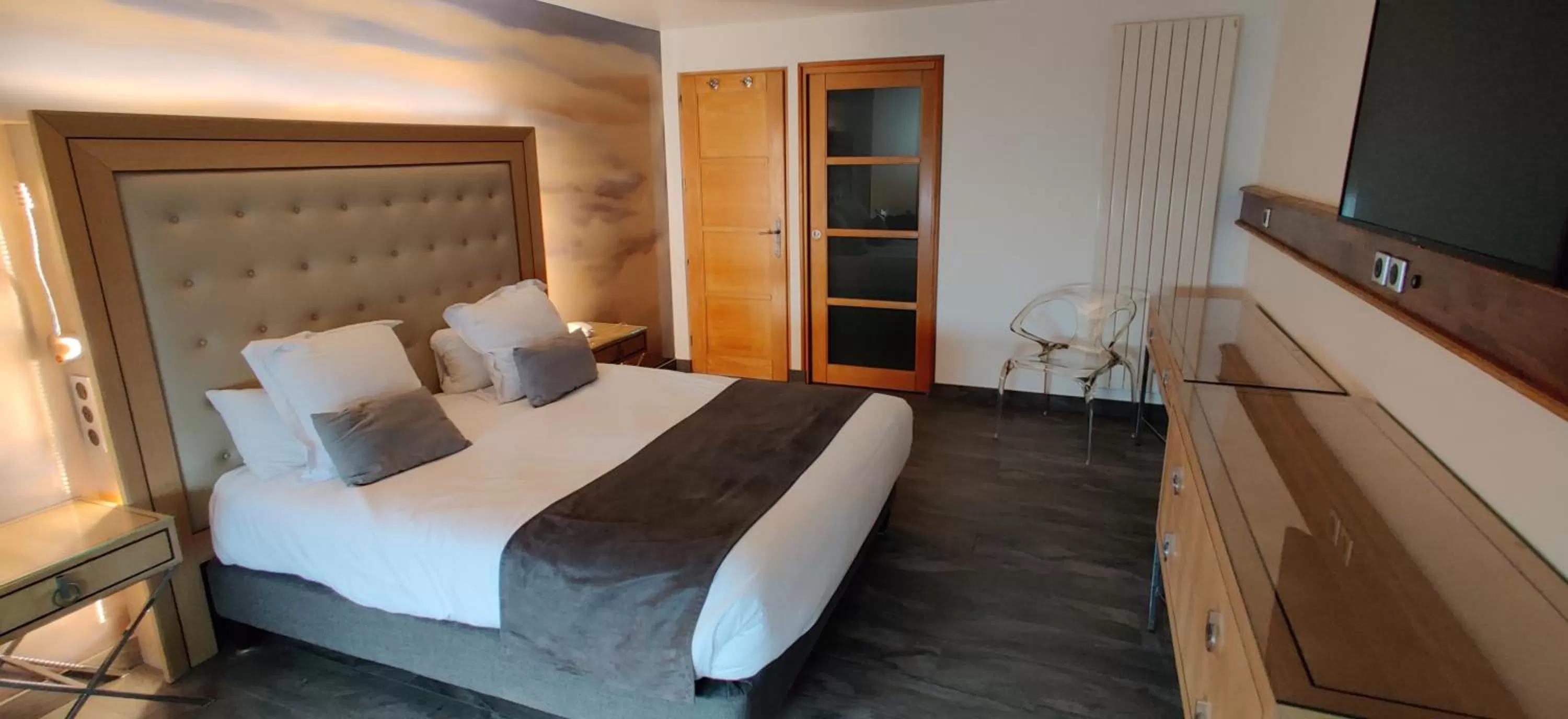 Bedroom, Bed in Hotel et Spa Le Lion d'Or