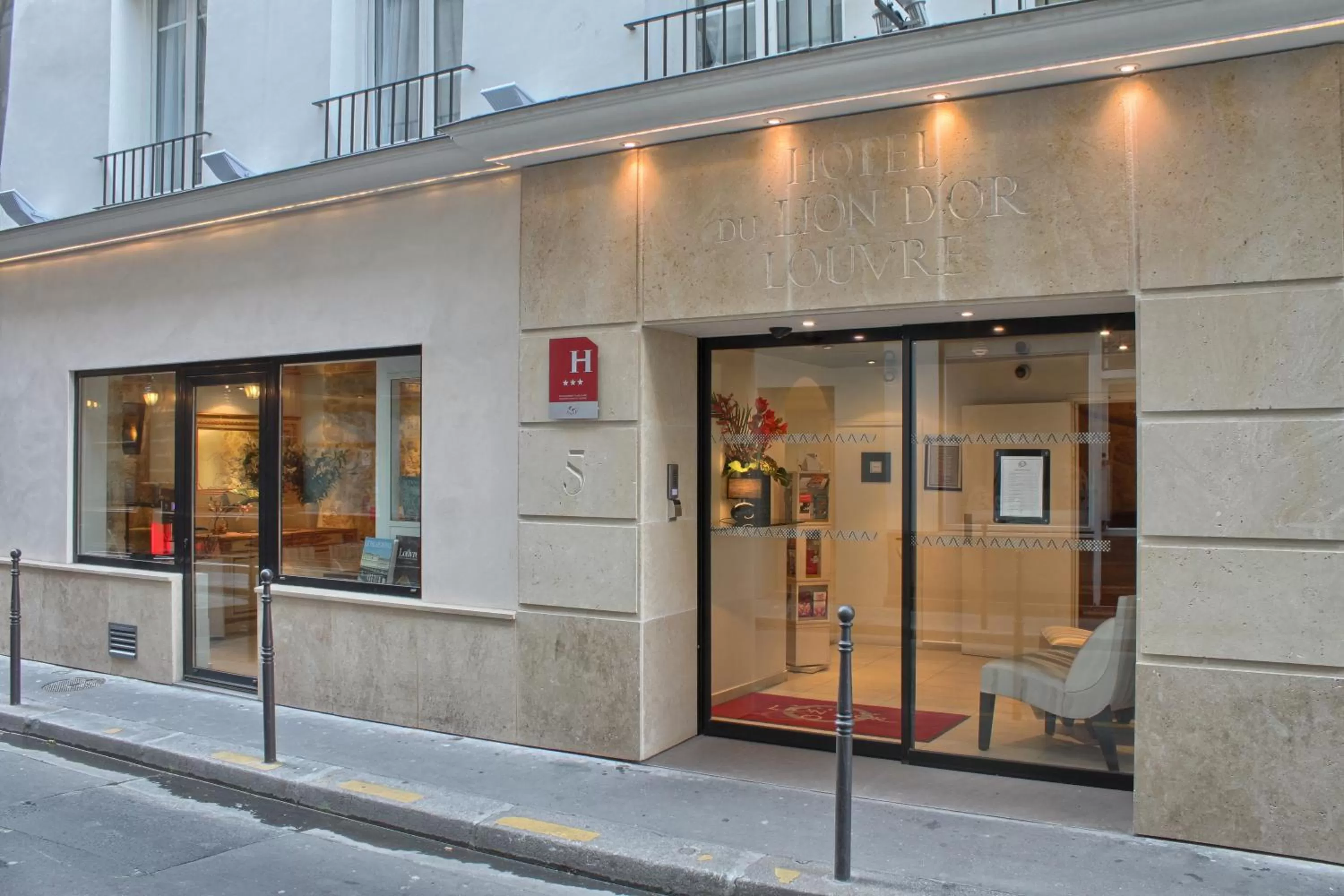 Facade/entrance in Lion d'Or Paris Hotel