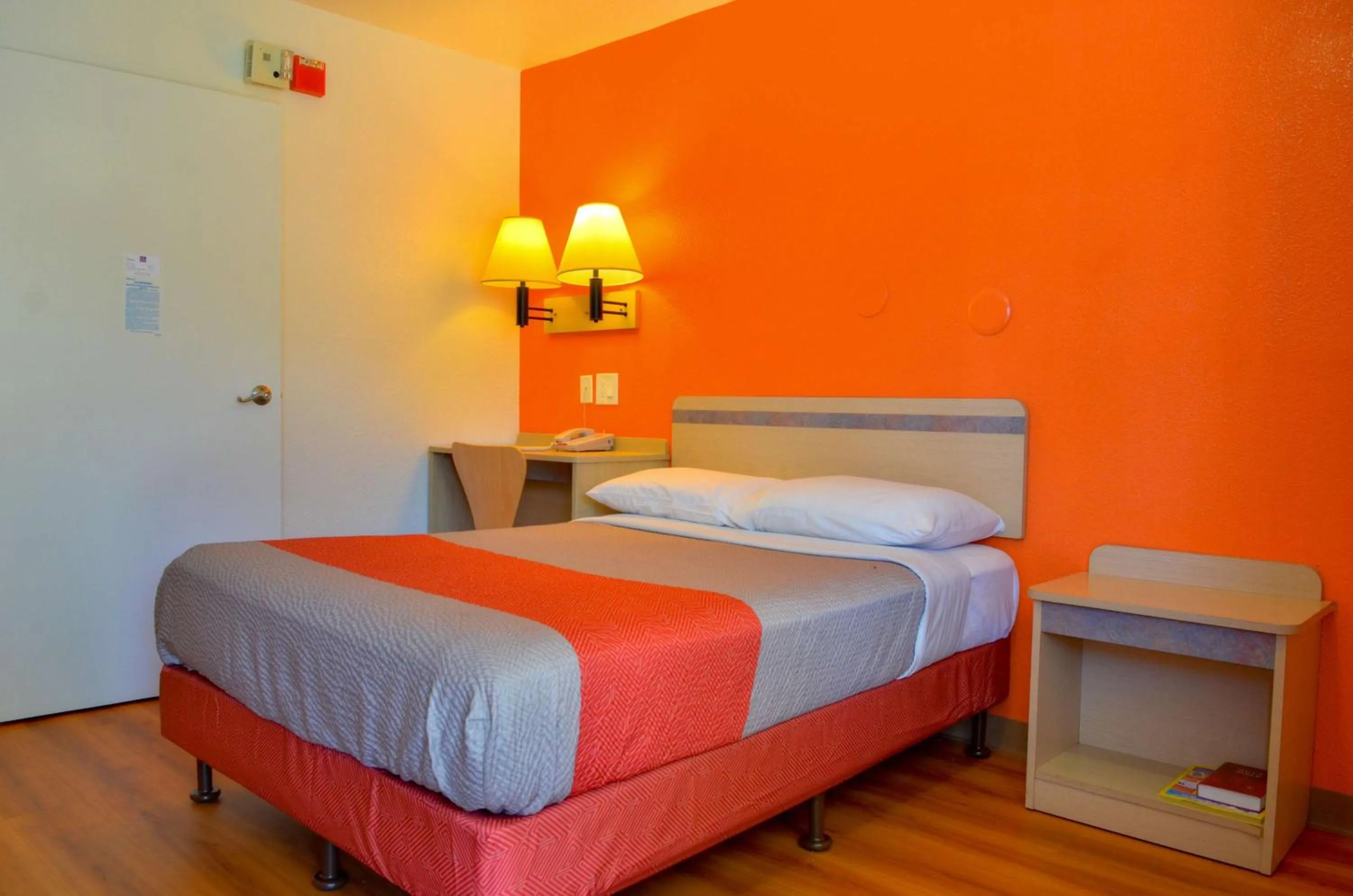 Photo of the whole room, Bed in Motel 6-Santa Nella, CA - Los Banos - Interstate 5