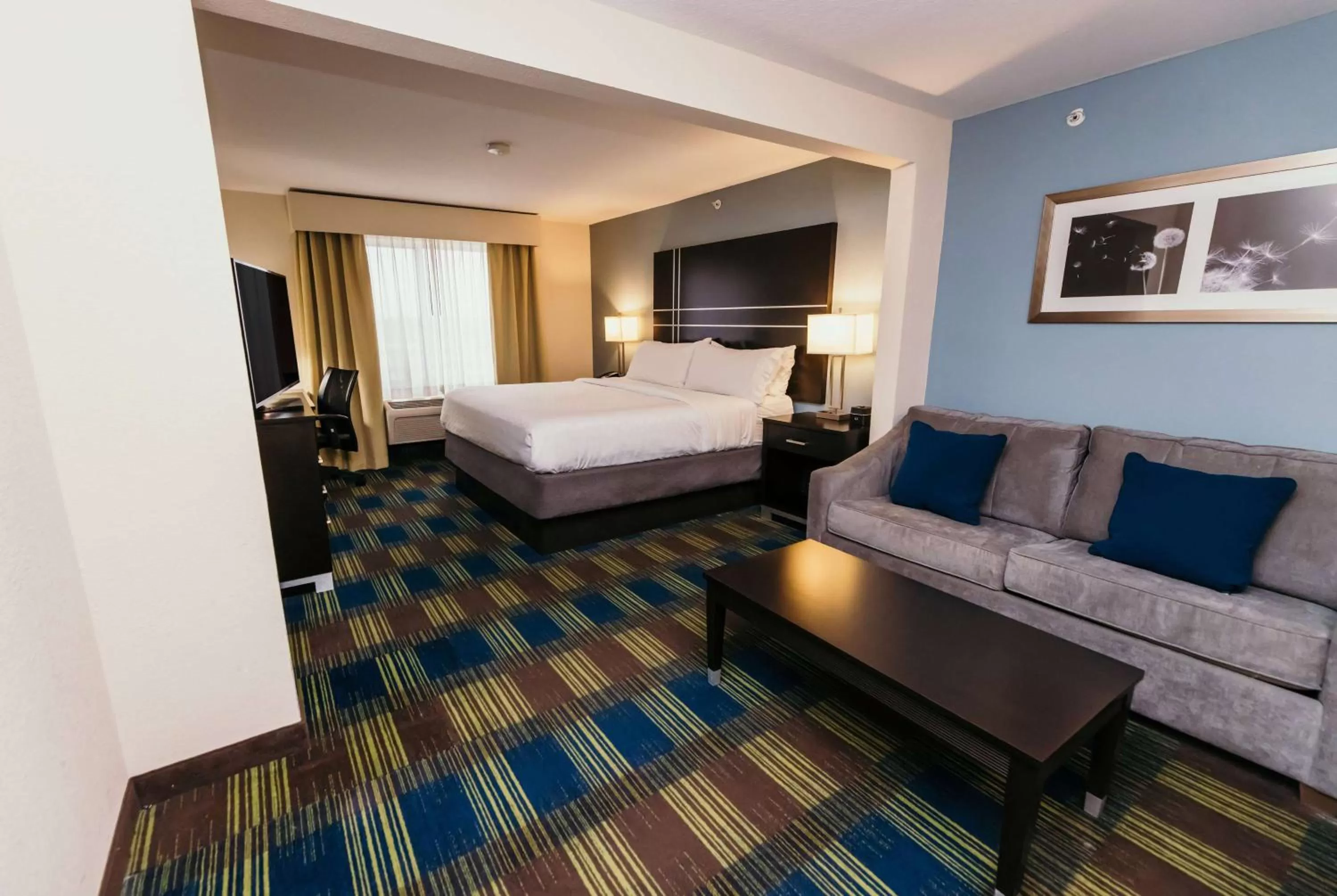 Photo of the whole room, Bed in La Quinta Inn & Suites by Wyndham Ankeny IA - Des Moines IA