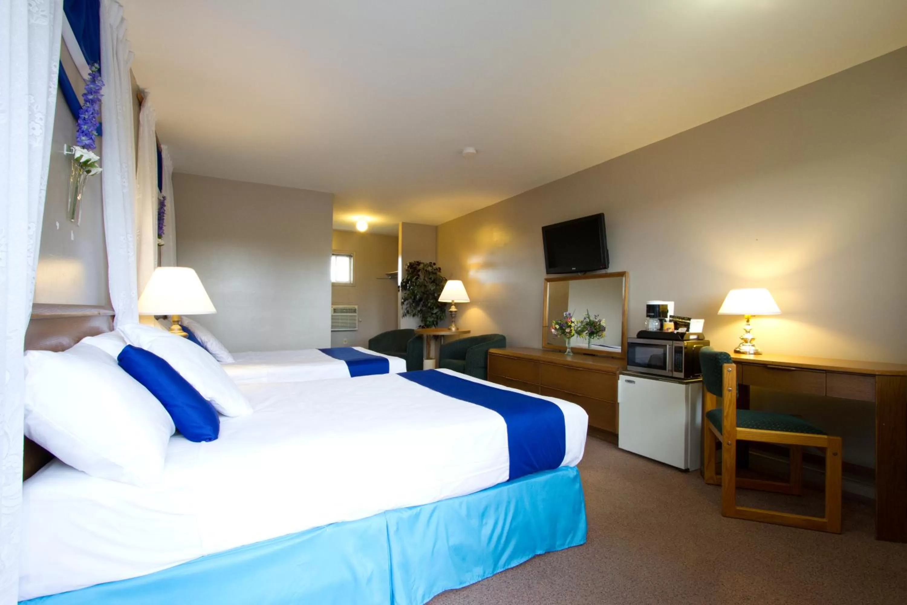 Photo of the whole room, Bed in Knights Inn Lindsay