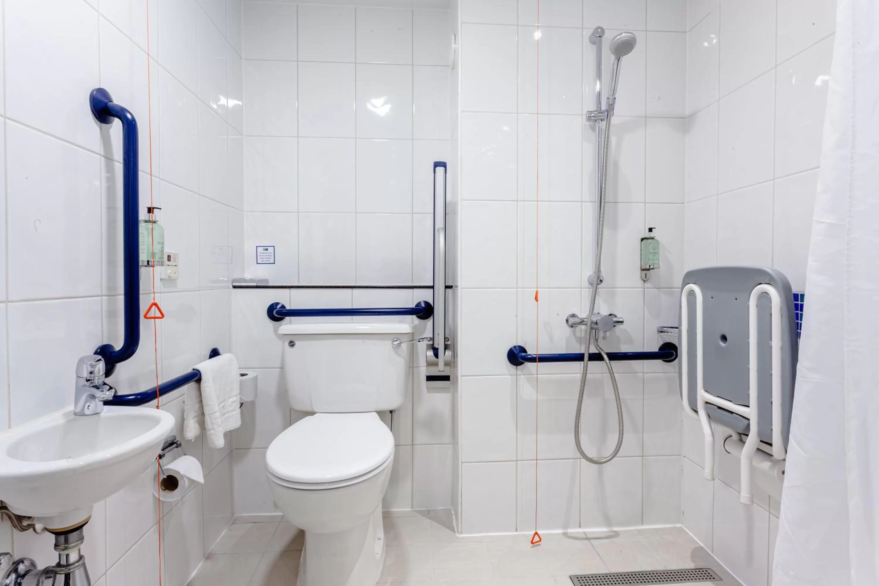 Bathroom in Holiday Inn Express Edinburgh – Royal Mile by IHG