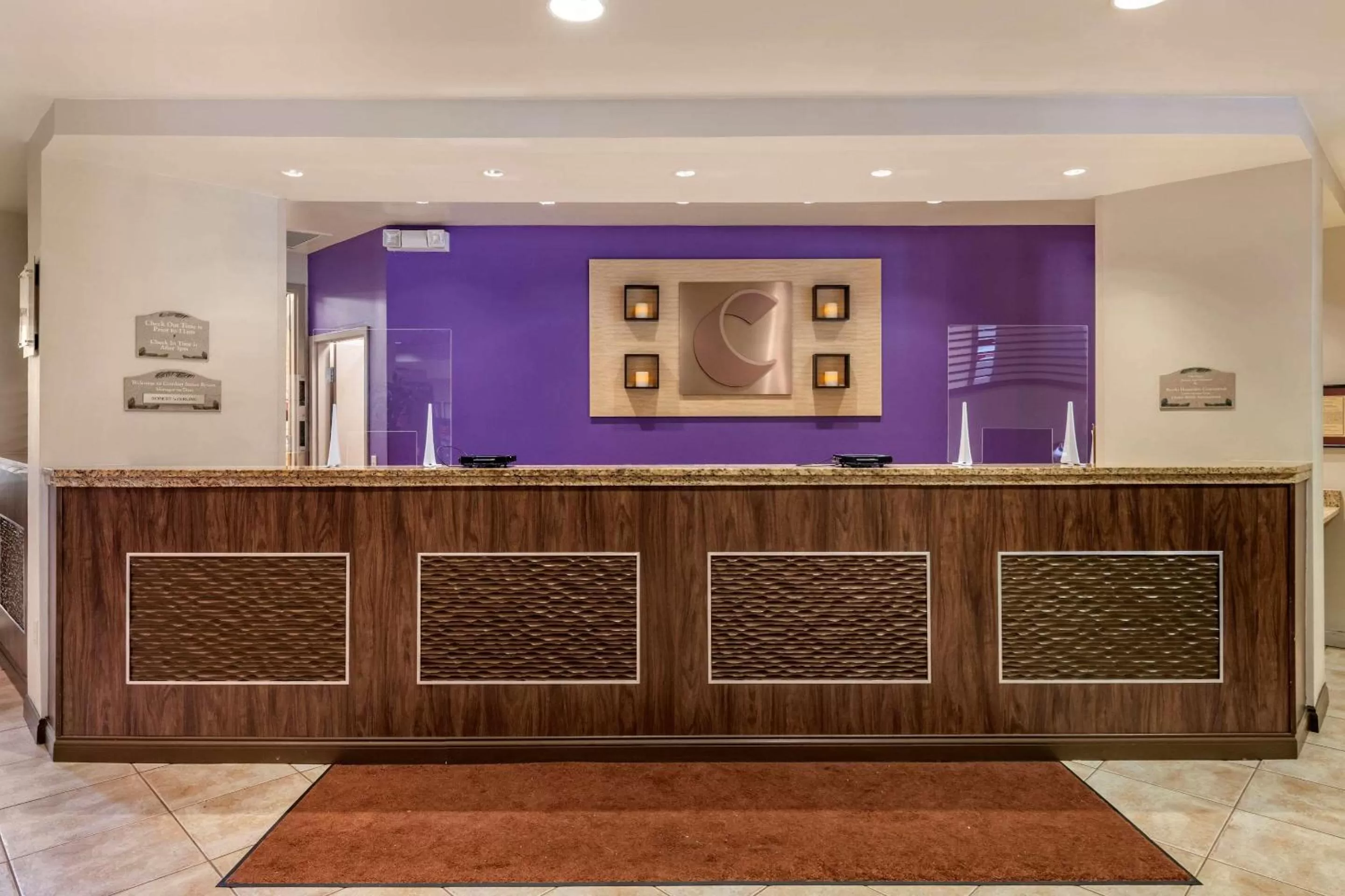 Lobby or reception in Comfort Suites Maingate East