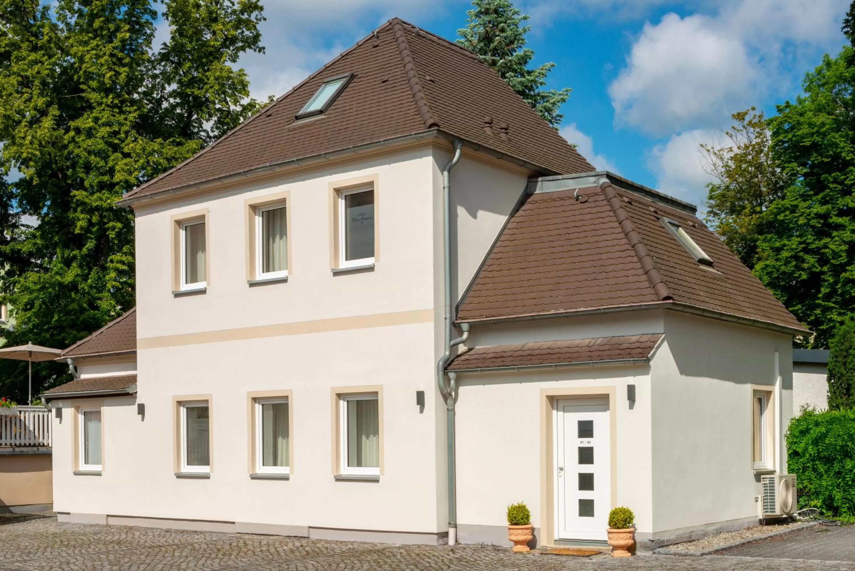 Property building in Villa Antonia