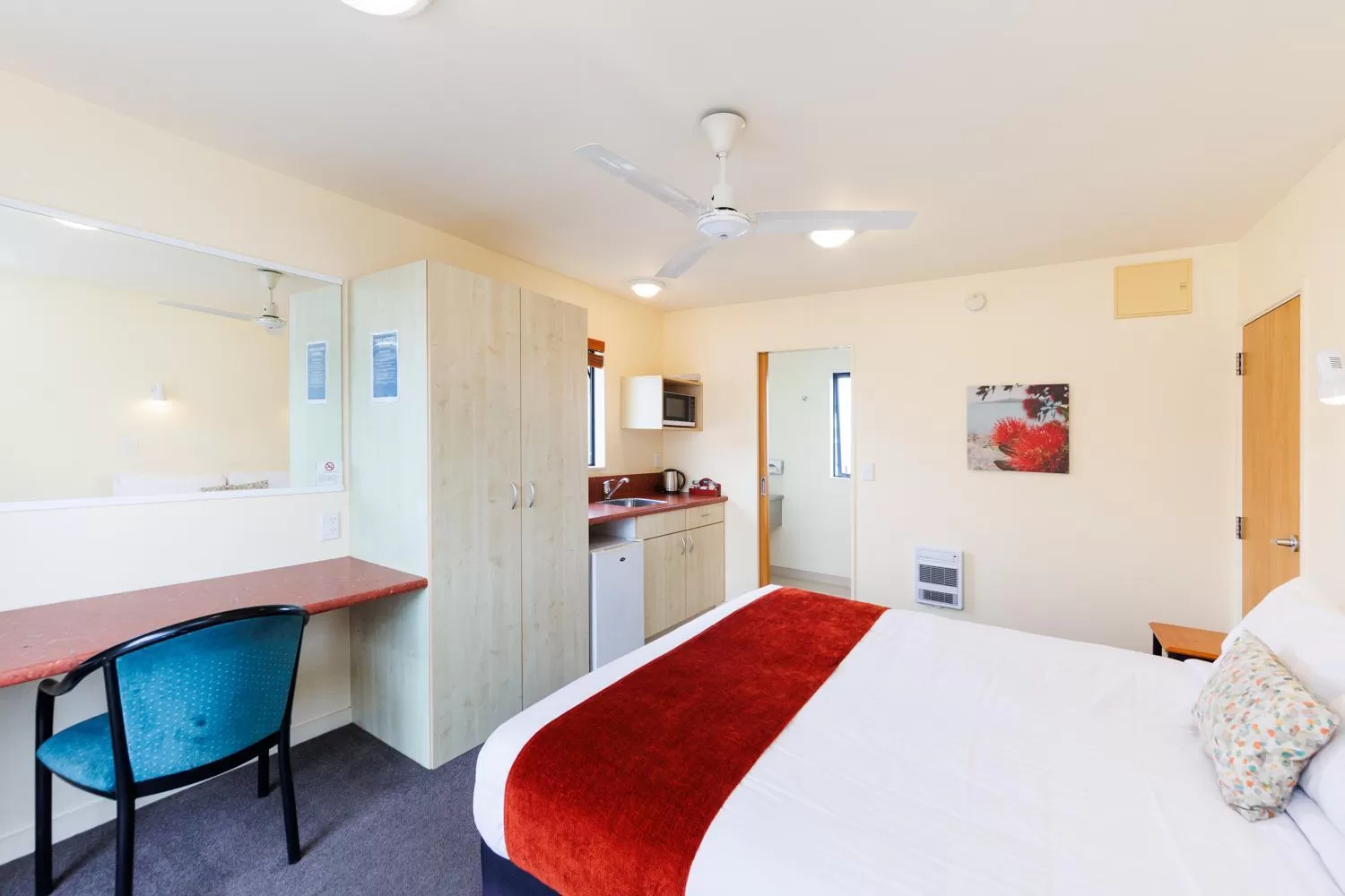 Photo of the whole room, Bed in Bella Vista Motel Palmerston North