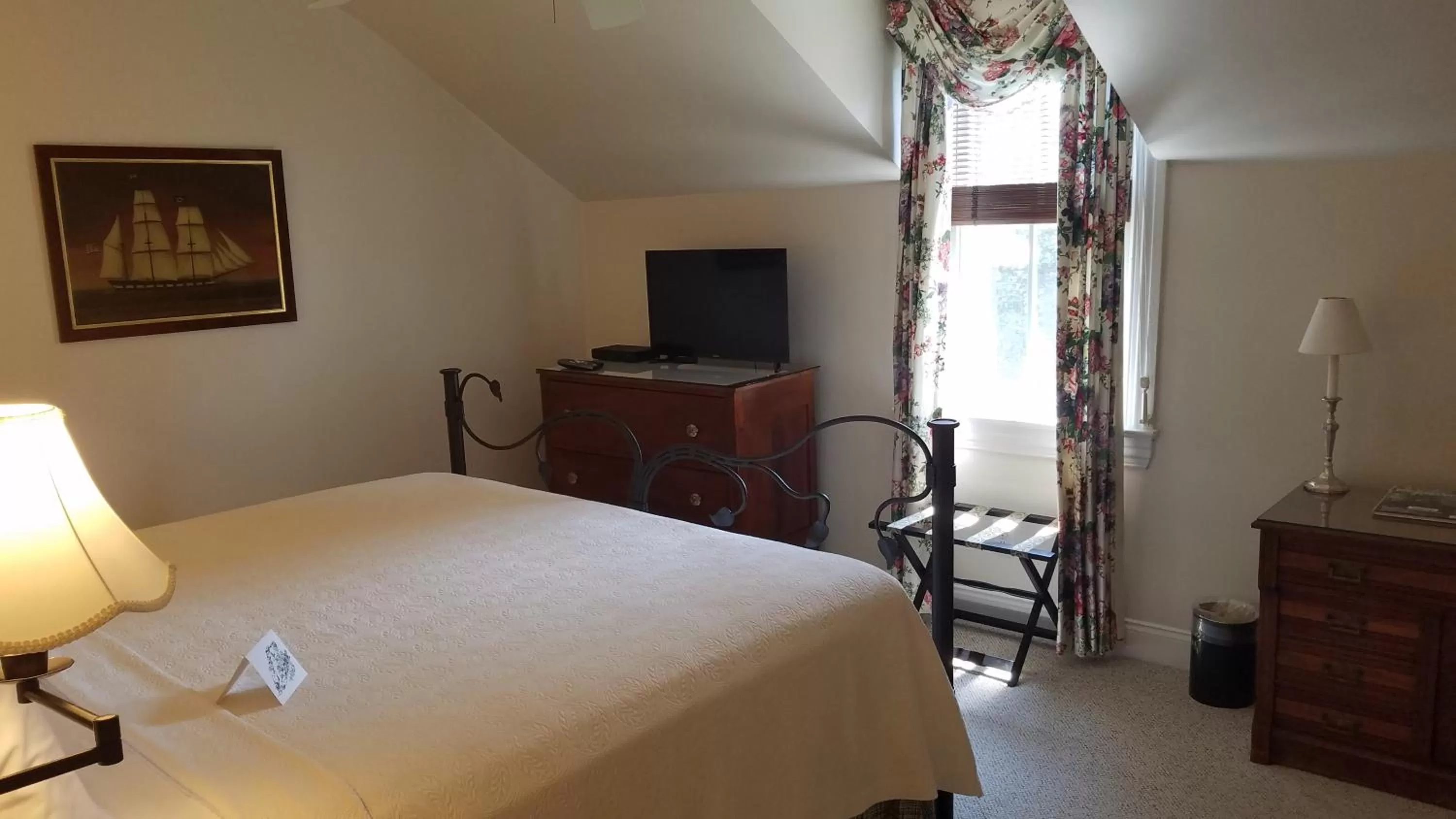 Bed in The Inn at Montchanin Village & Spa