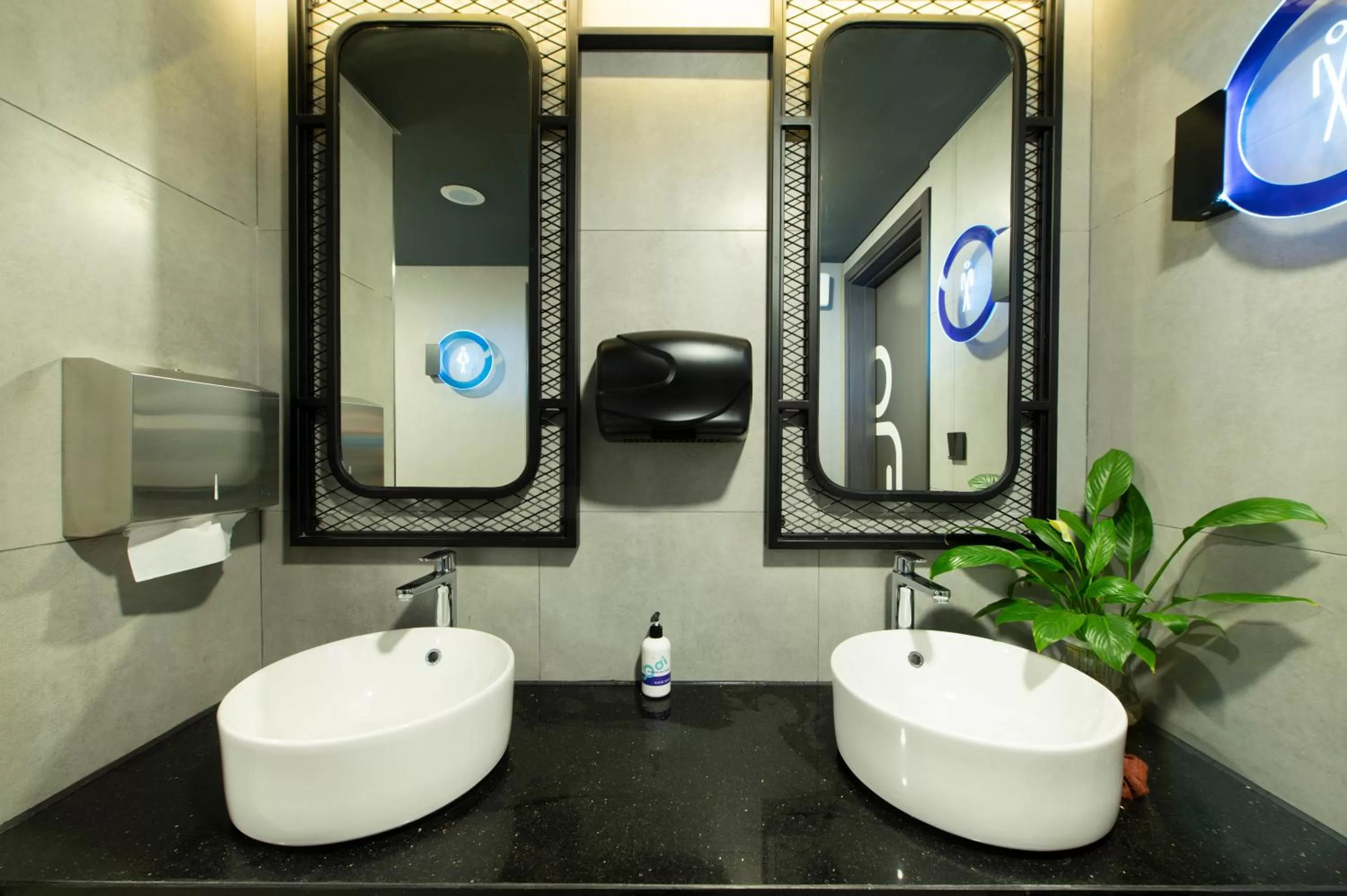 Toilet in Tru by Hilton Viet Tri City Centre