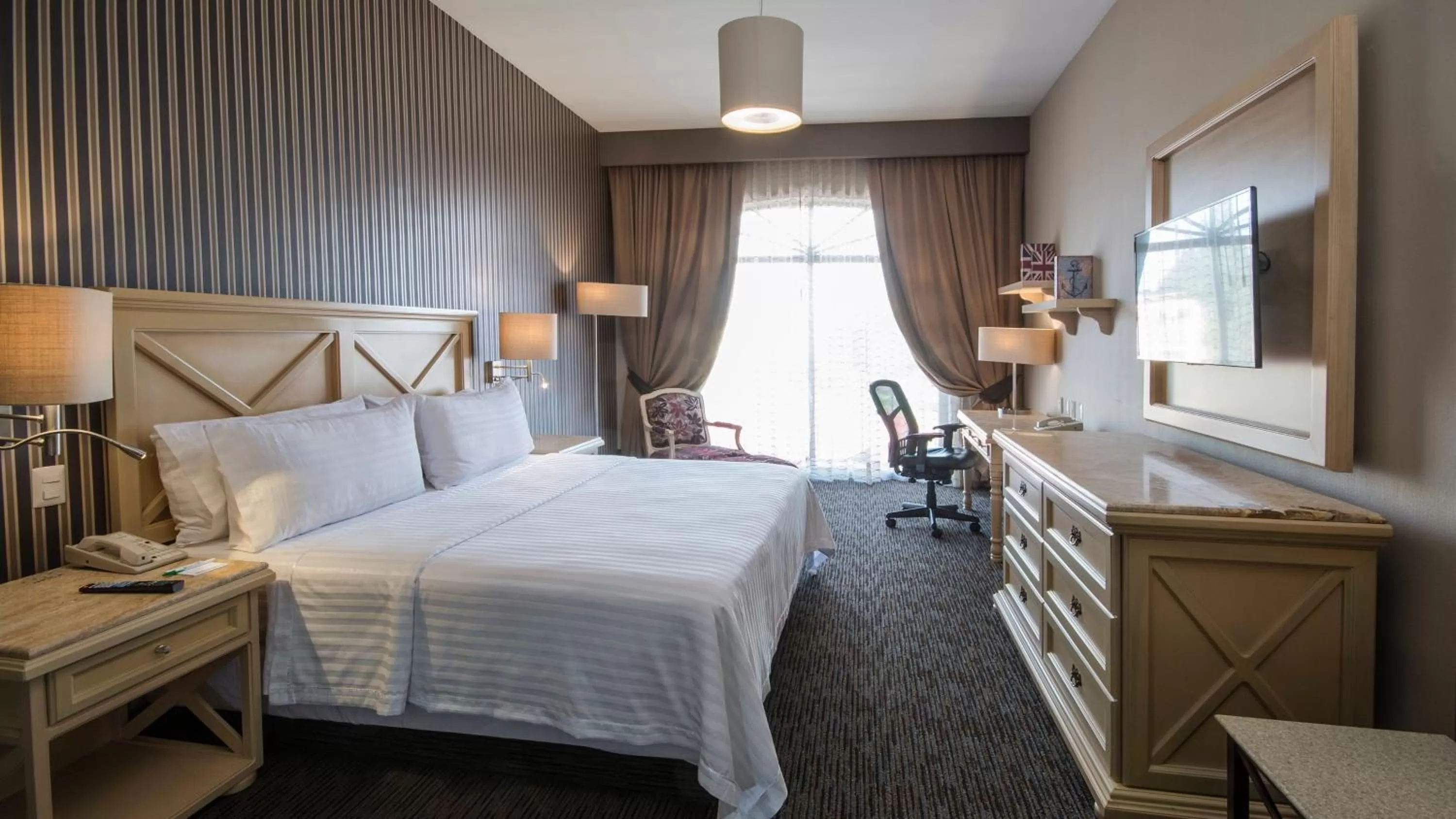 Photo of the whole room, Bed in Holiday Inn Queretaro Centro Historico by IHG