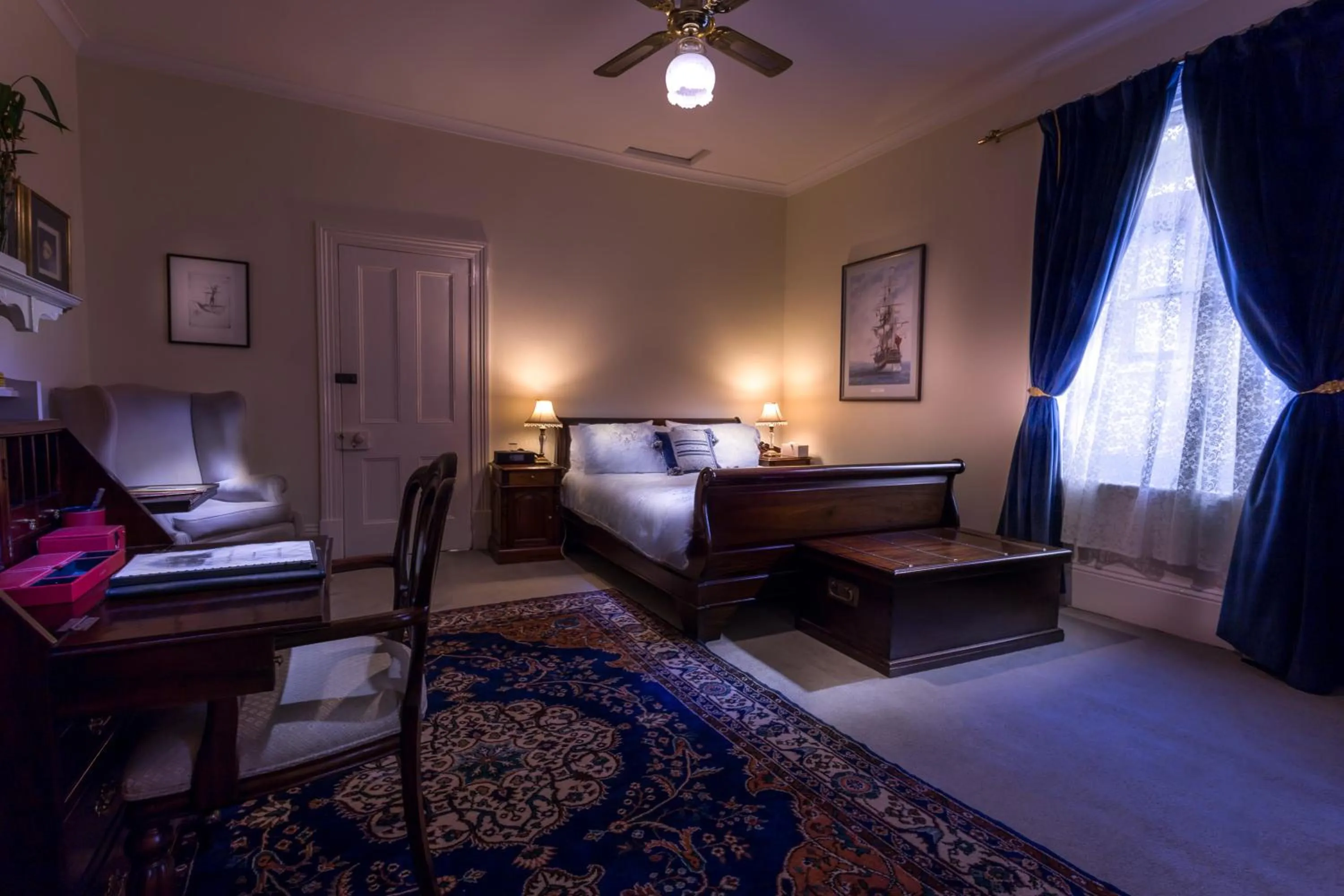 Photo of the whole room, Bed in Fothergills of Fremantle