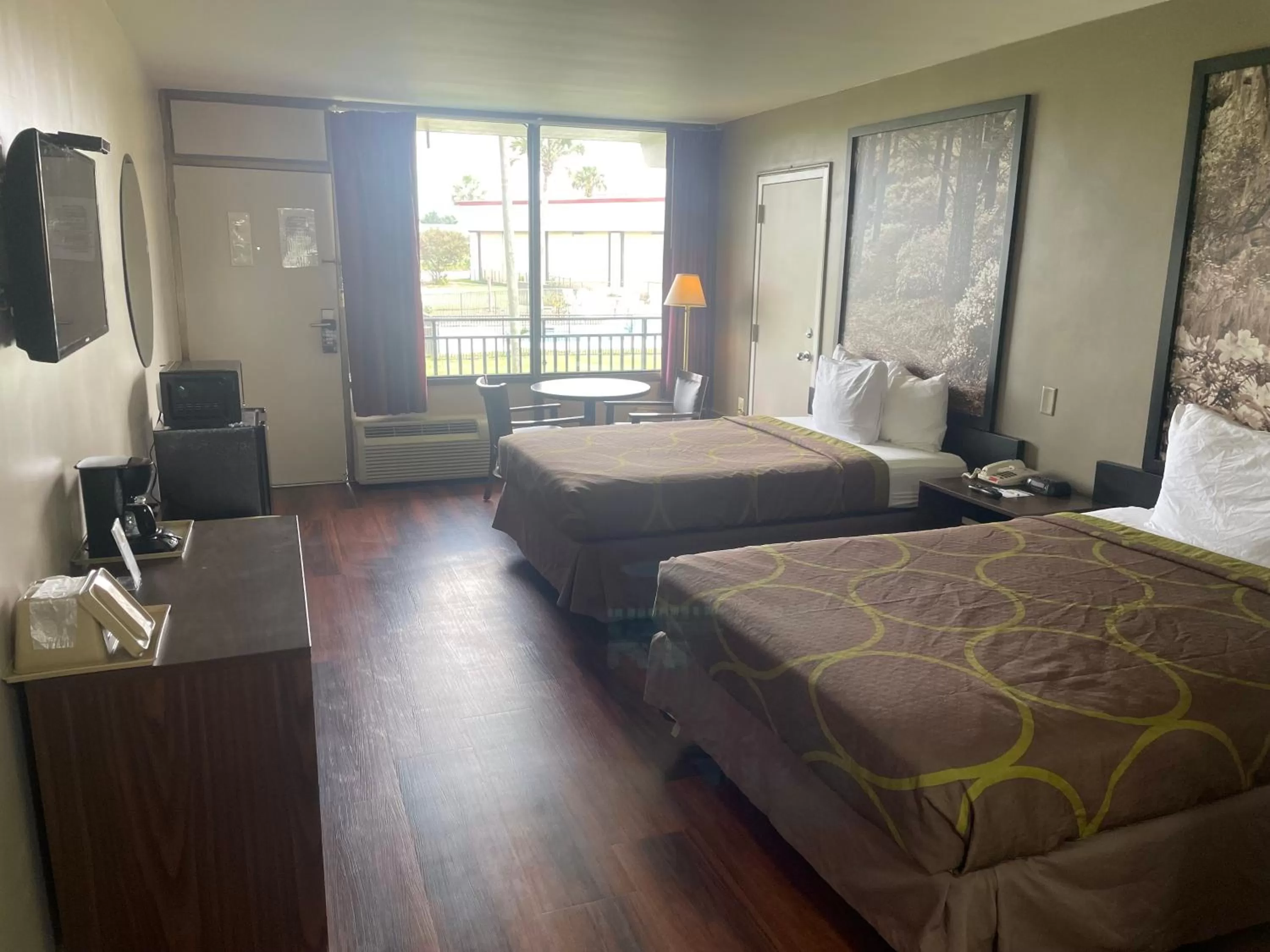 Swimming pool, Bed in Super 8 by Wyndham Valdosta Mall
