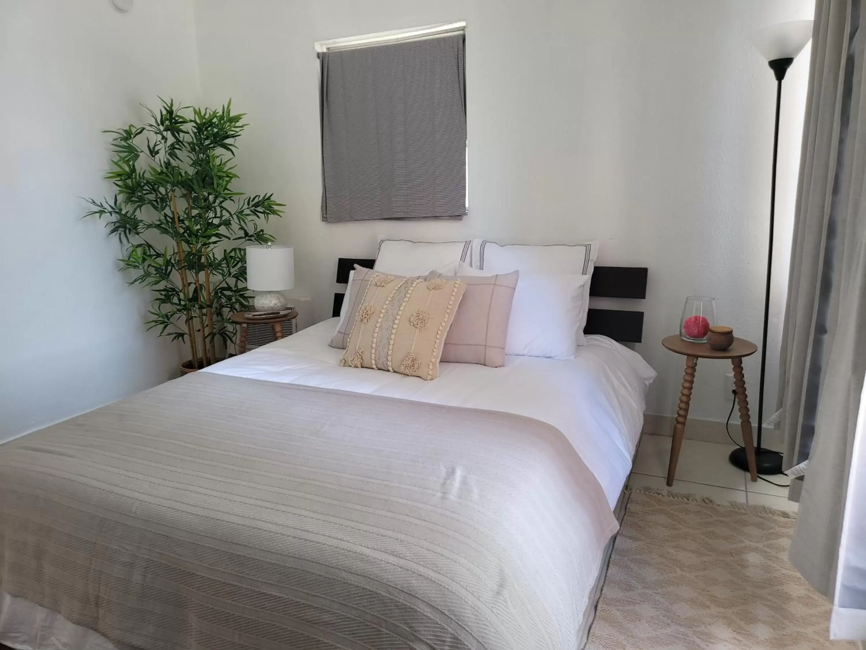 Deluxe Queen Studio in Hotel Motel Lauderdale Inn Deluxe Queen Studio in Hotel Motel Lauderdale Inn