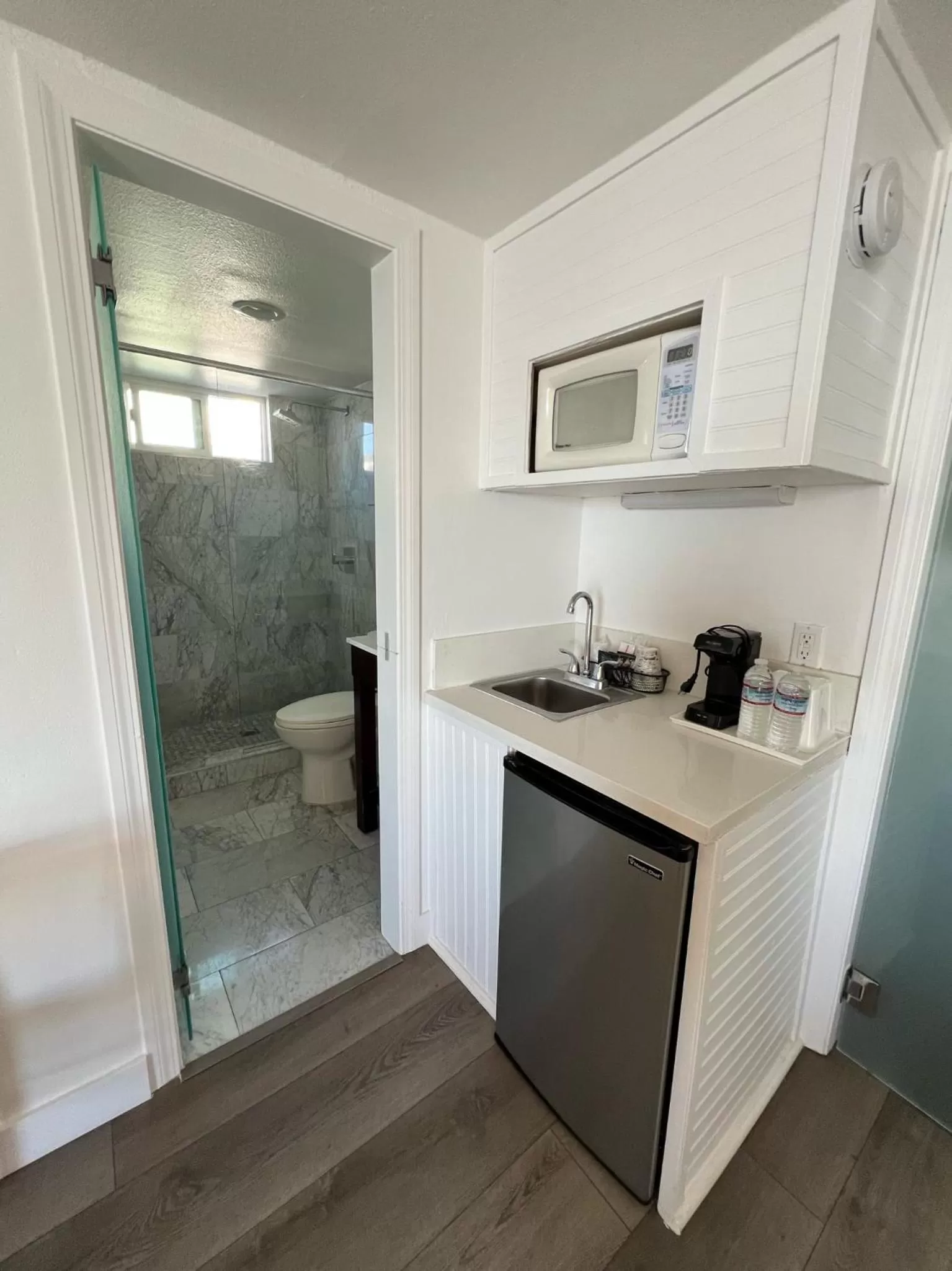 Kitchen or kitchenette in Capri Laguna on the Beach - A Boutique Hotel