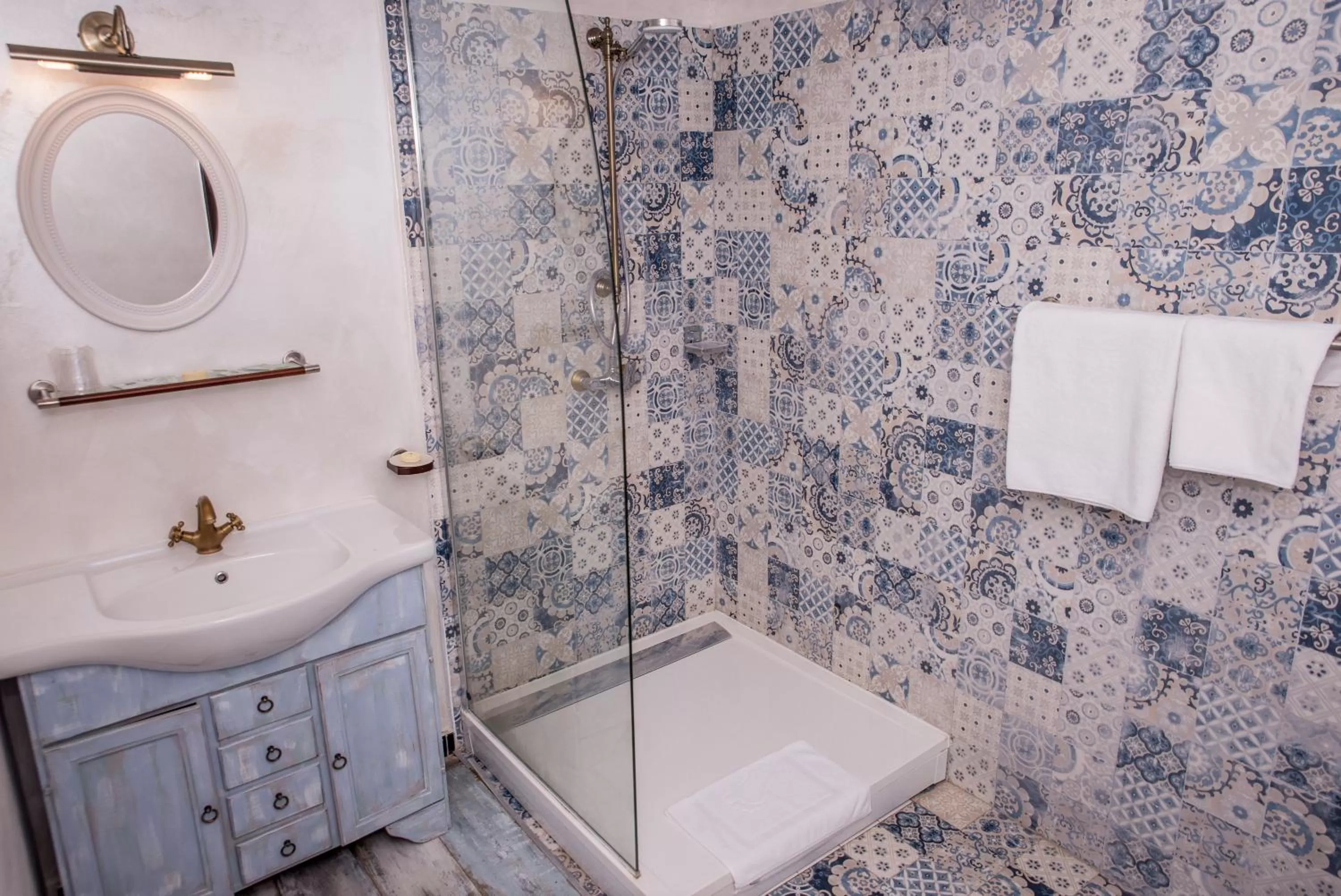 Shower in Hotel Senator