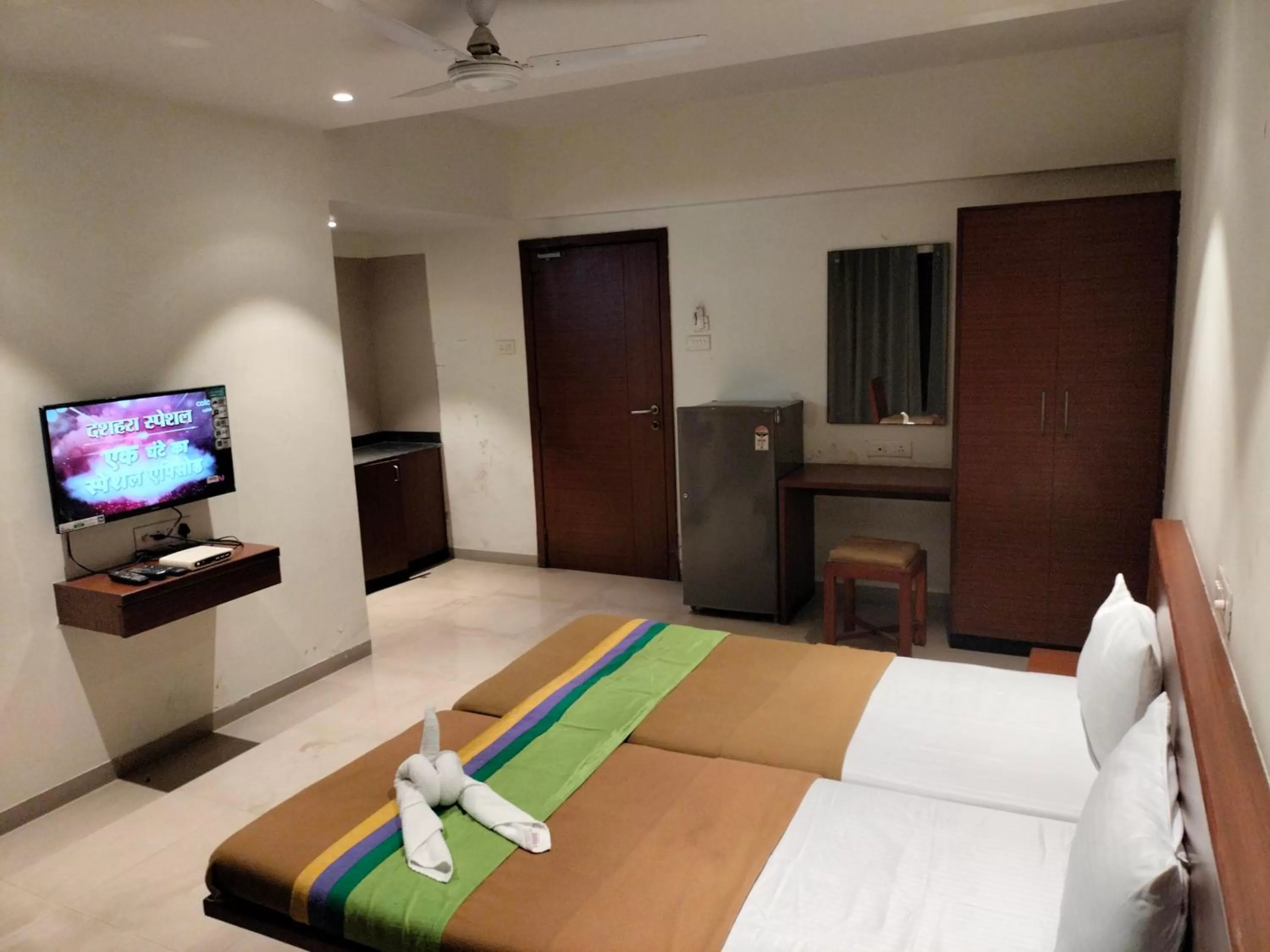 Communal lounge/ TV room, Bed in Hotel Sumanchandra Suites