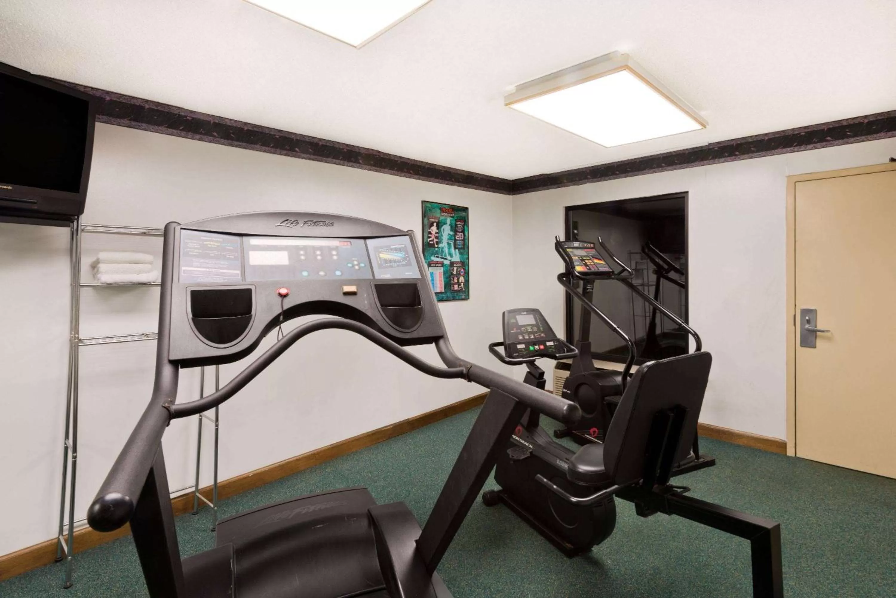 Fitness centre/facilities in Super 8 by Wyndham Huntersville/Charlotte Area