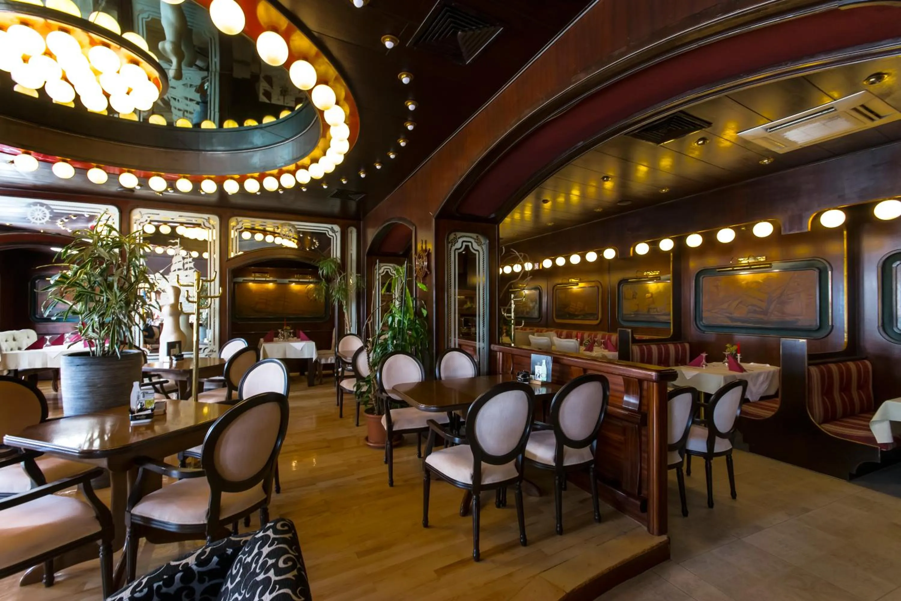 Restaurant/places to eat in Hotel Adriana