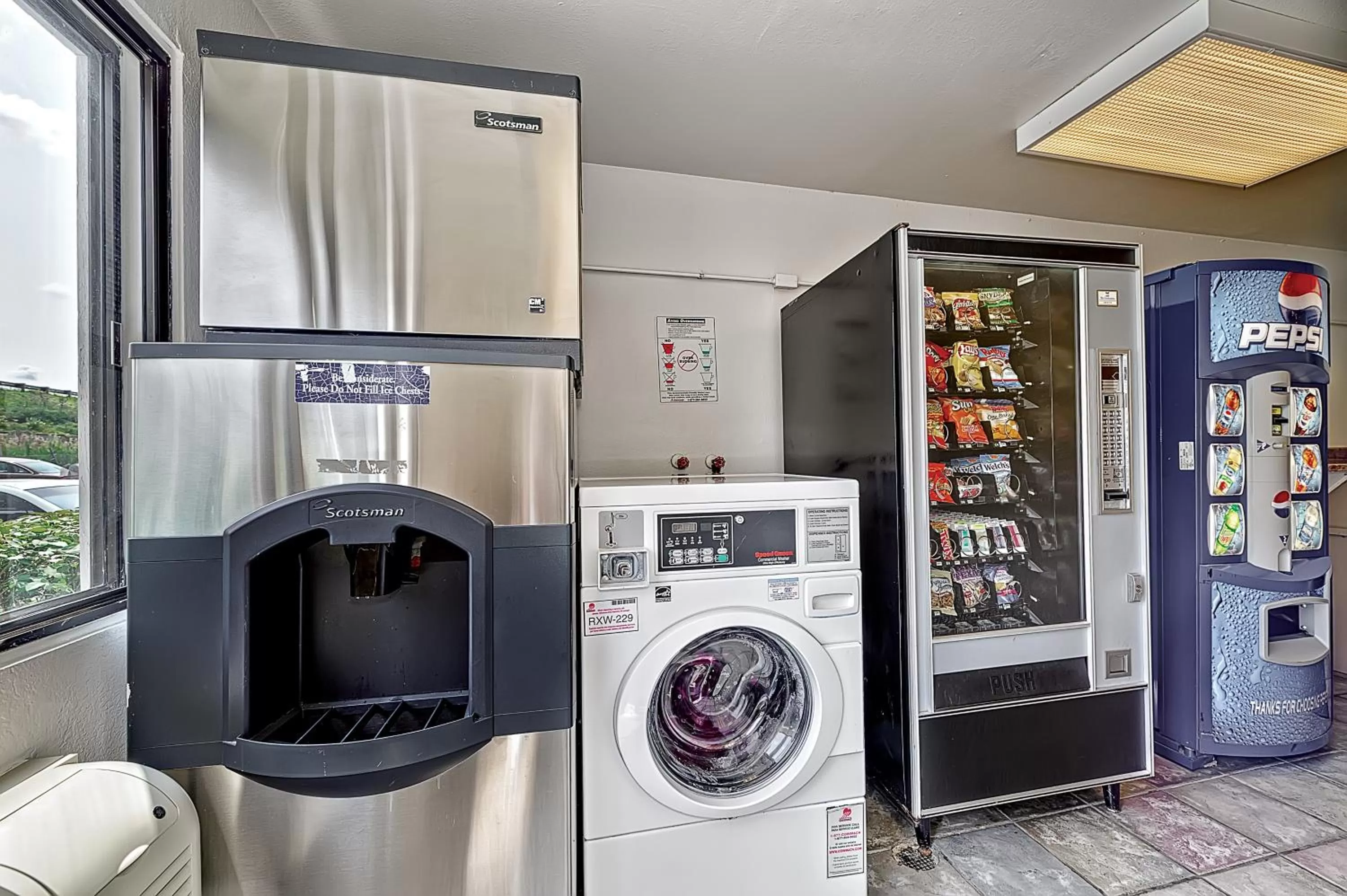 Food and drinks in Motel 6-Glenview, IL - Chicago North