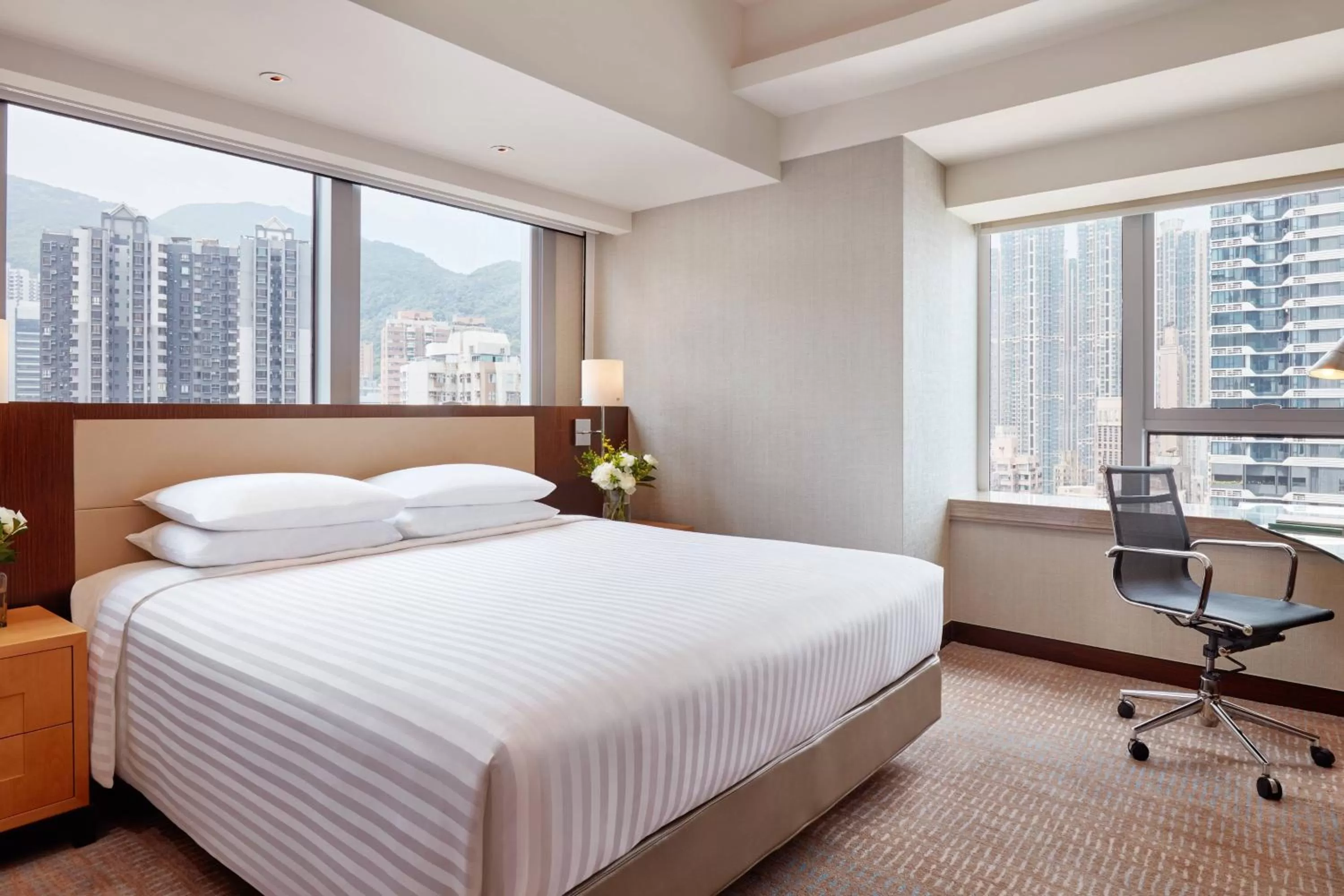 Photo of the whole room, Bed in Courtyard by Marriott Hong Kong