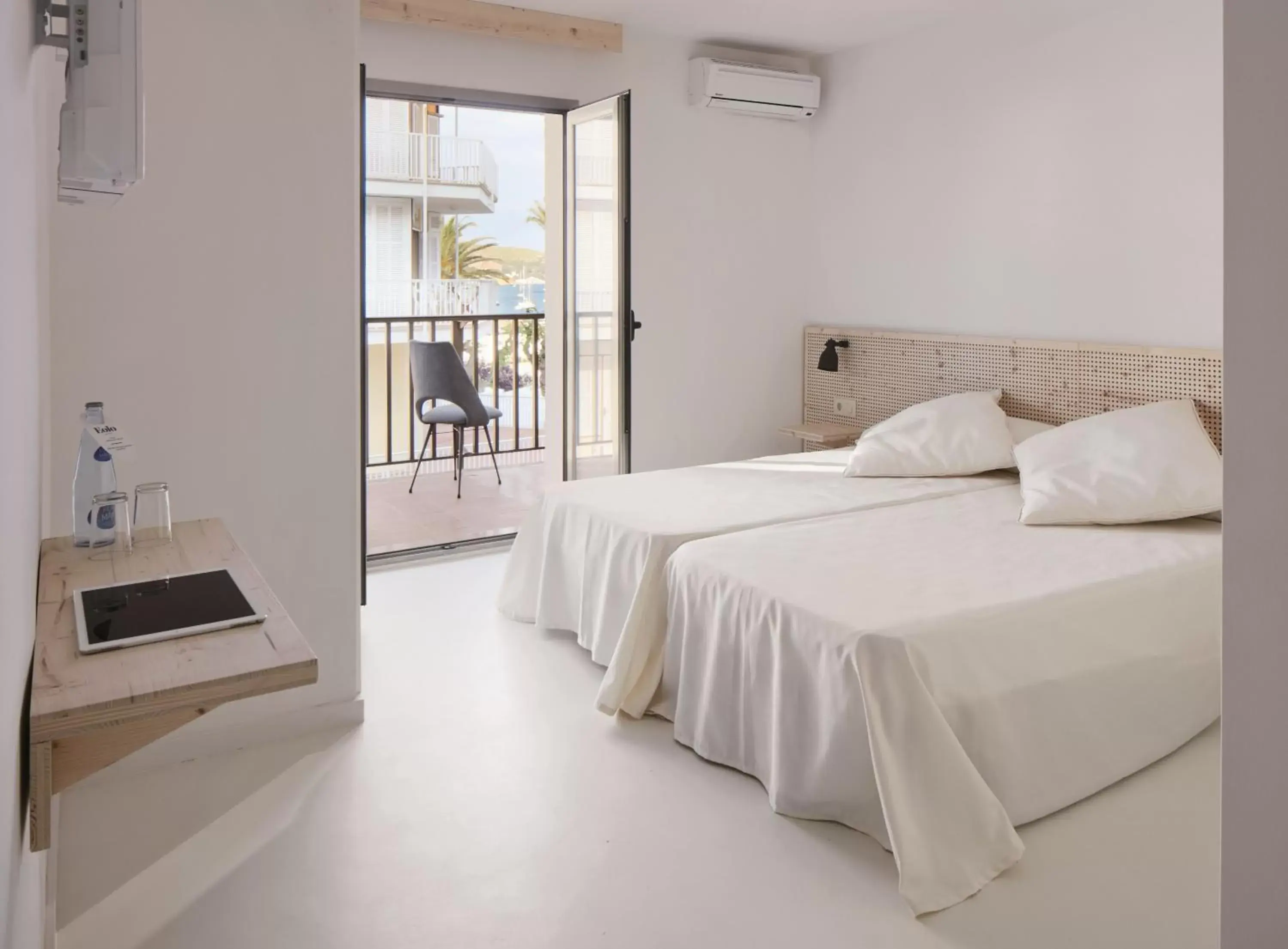 Double or Twin Room with Side Sea View in Hotel Eolo Double or Twin Room with Side Sea View in Hotel Eolo