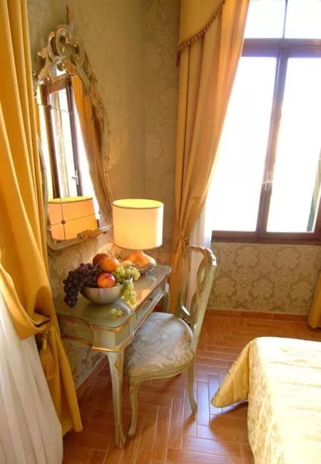 Day in Hotel Canal & Walter