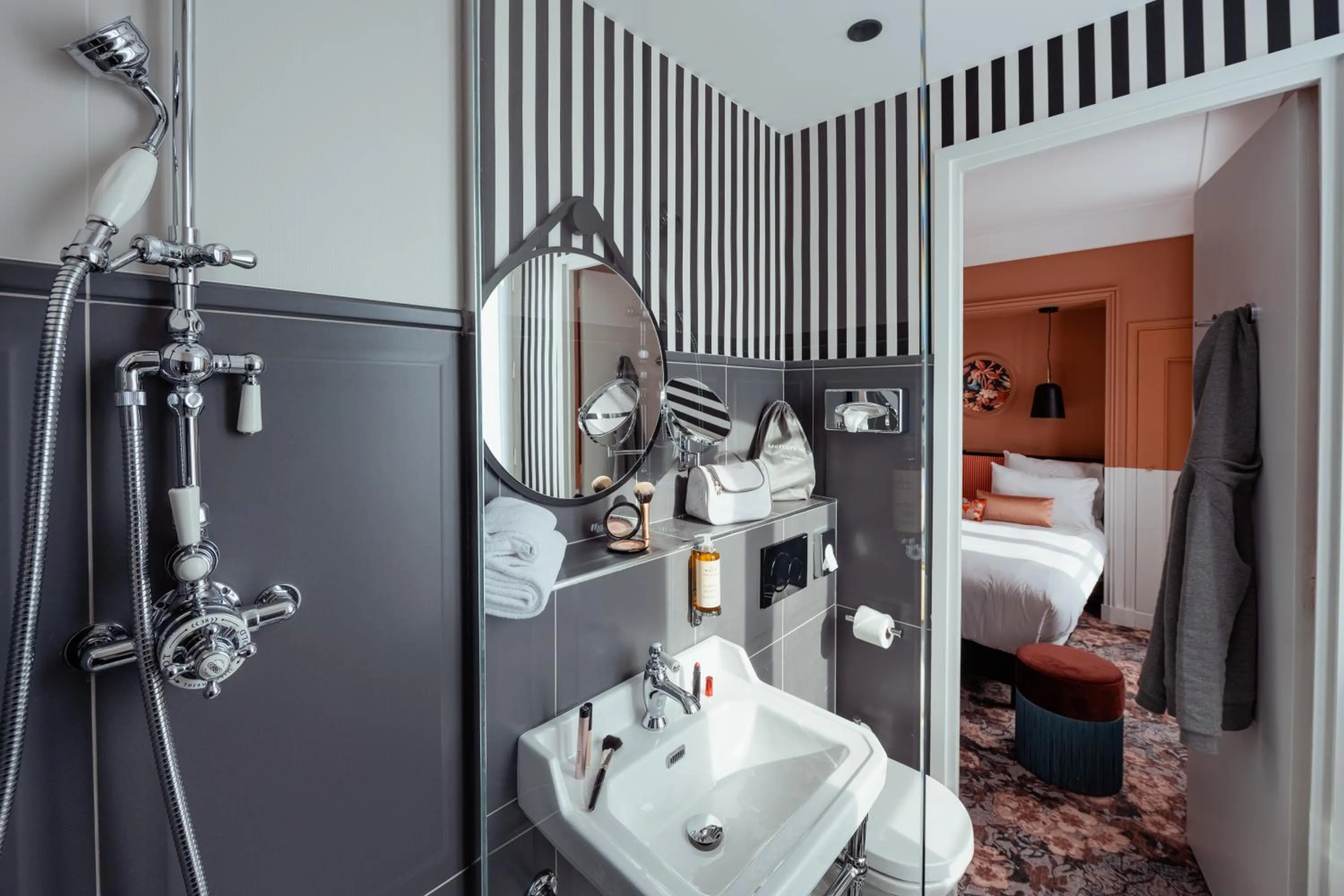 Bathroom, Bed in Mercure Paris Gare De Lyon Opera Bastille