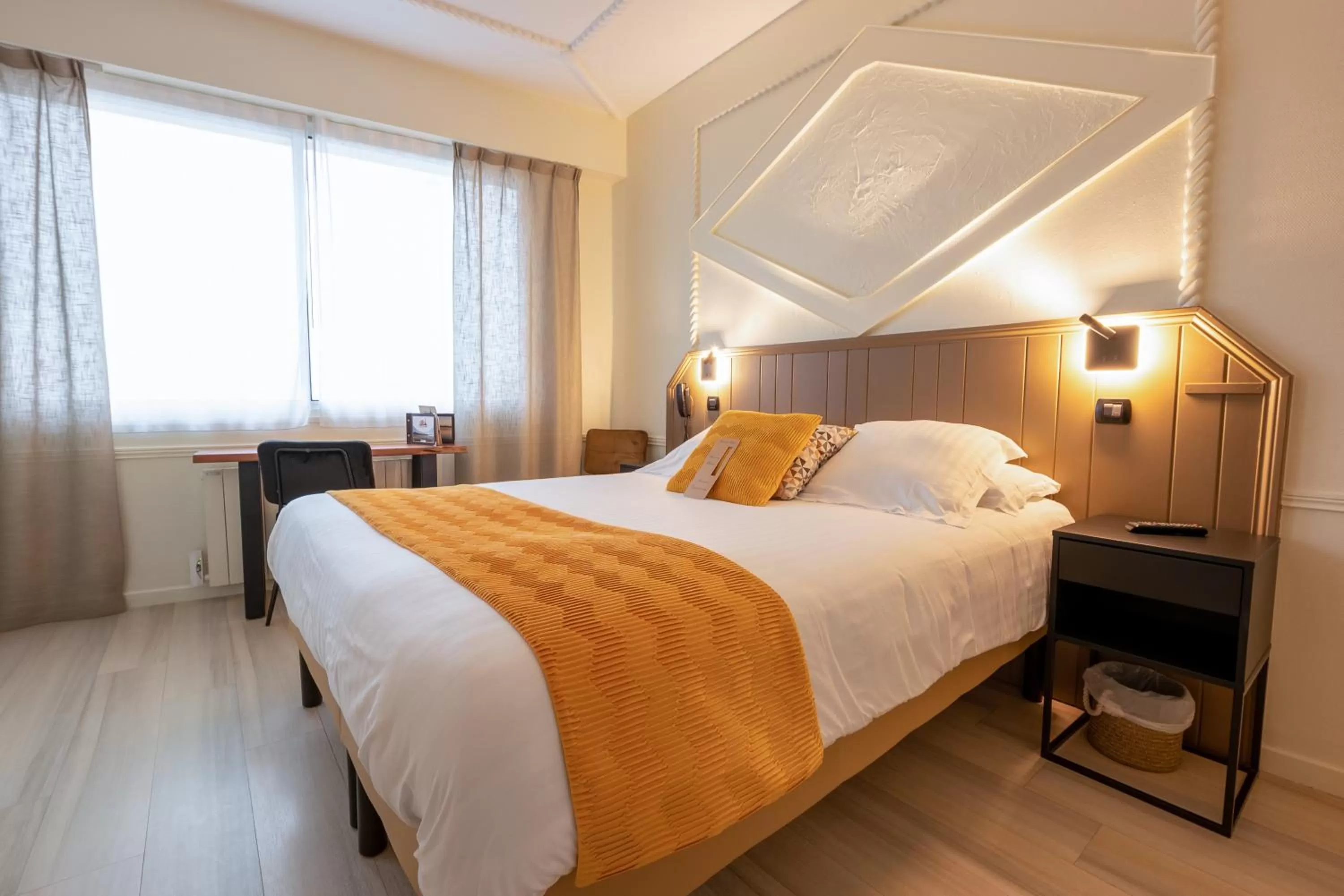 Bed in Logis Hôtel Rêve de Sable