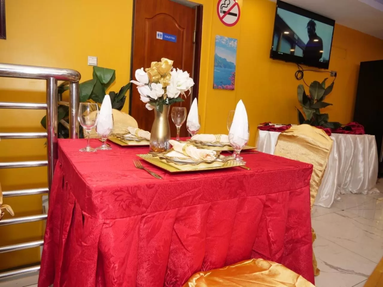 Restaurant/places to eat in Marriot Metropolitan Hotel