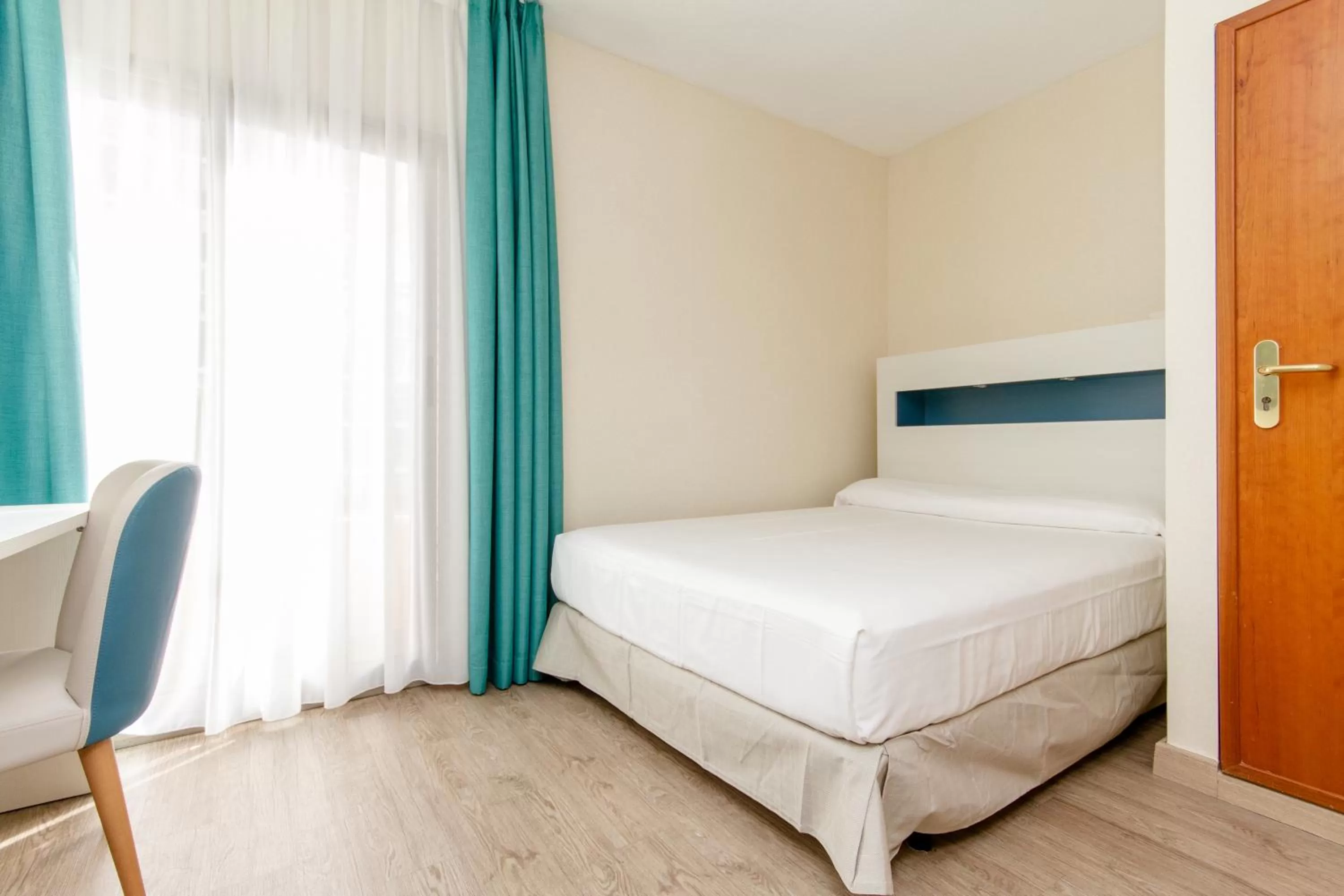 Bedroom, Bed in Hotel Castilla Alicante