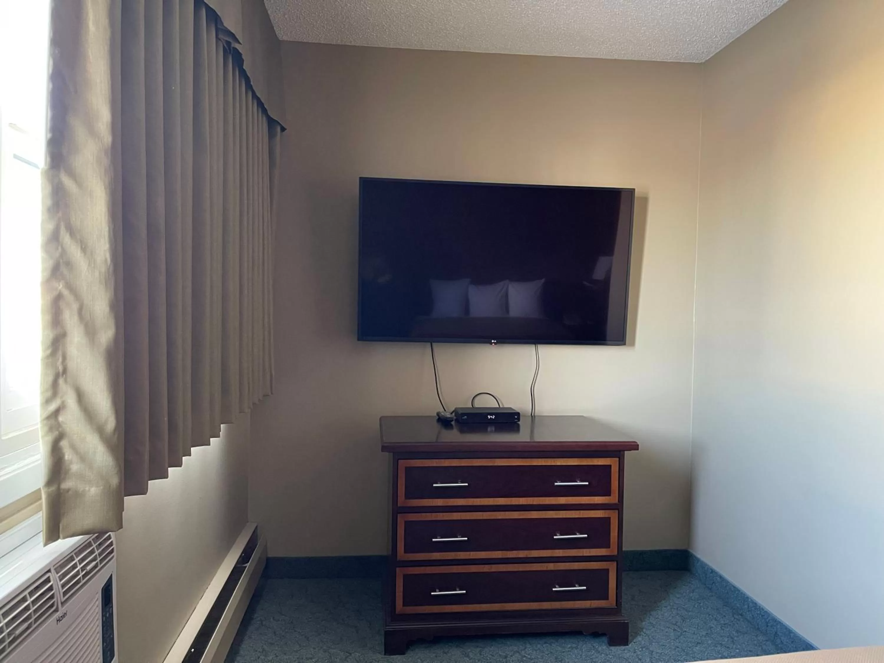 TV and multimedia in Travelodge by Wyndham Fort St John