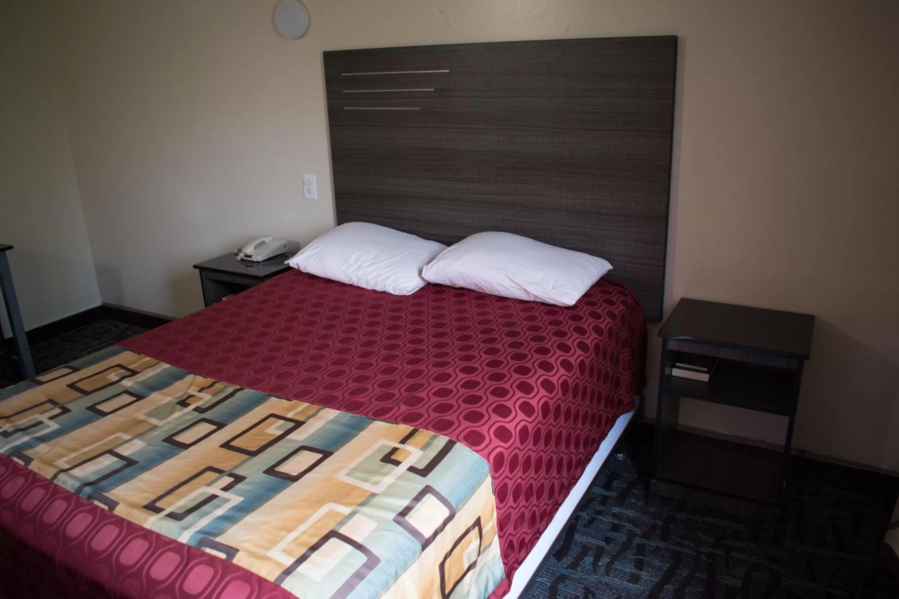 Bedroom, Bed in Inn of Lenoir Motor Lodge