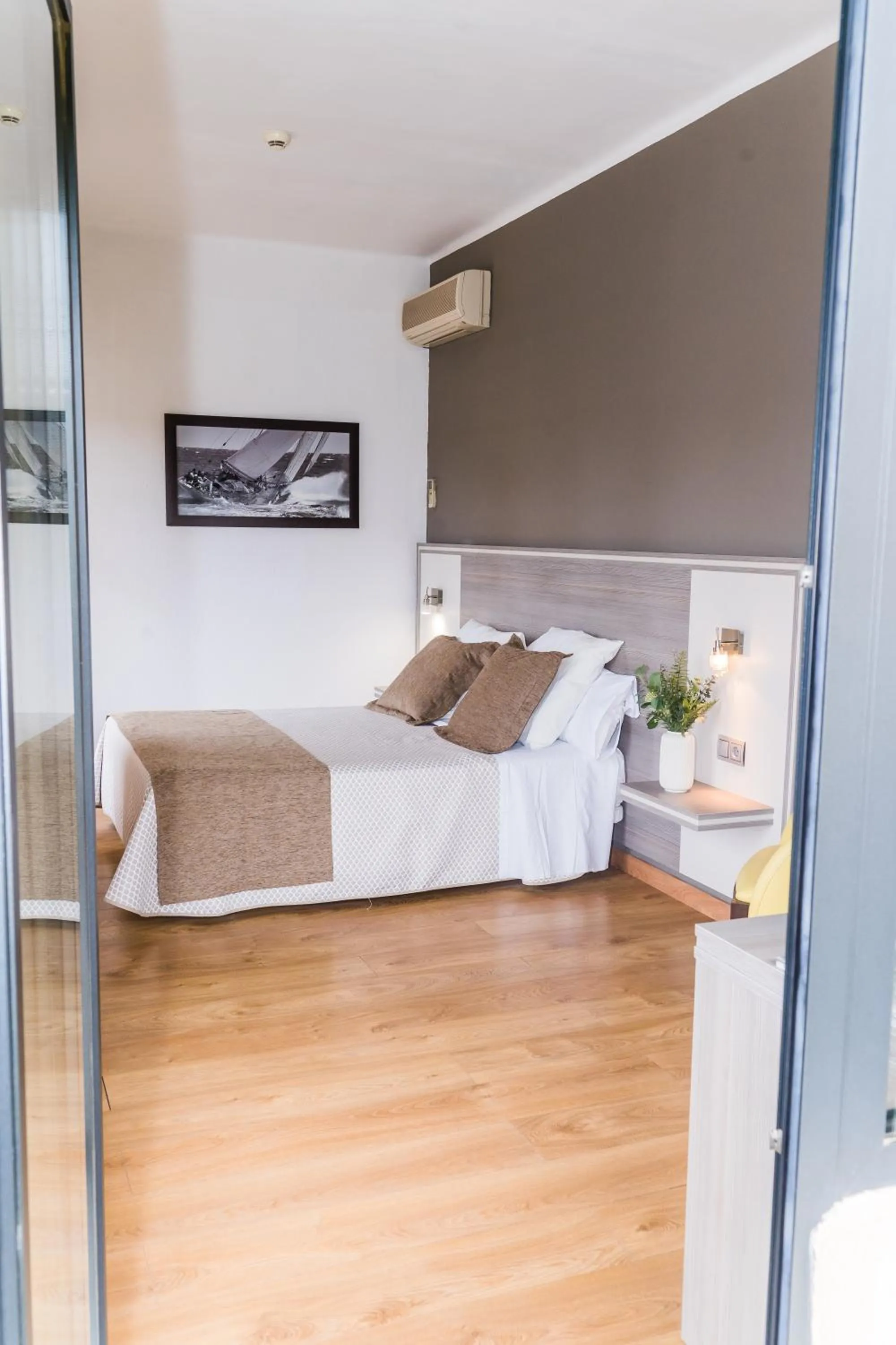 Photo of the whole room, Bed in Hotel Planas