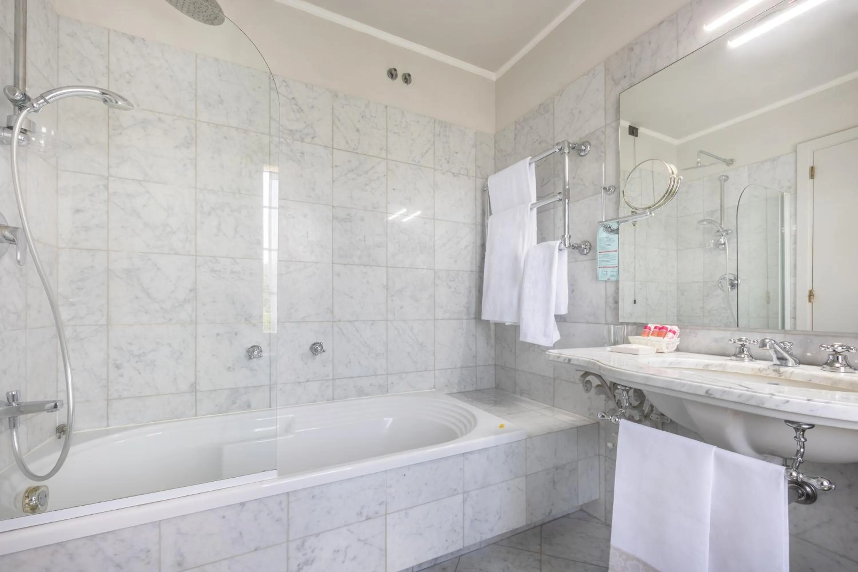 Shower in Hotel San Luca