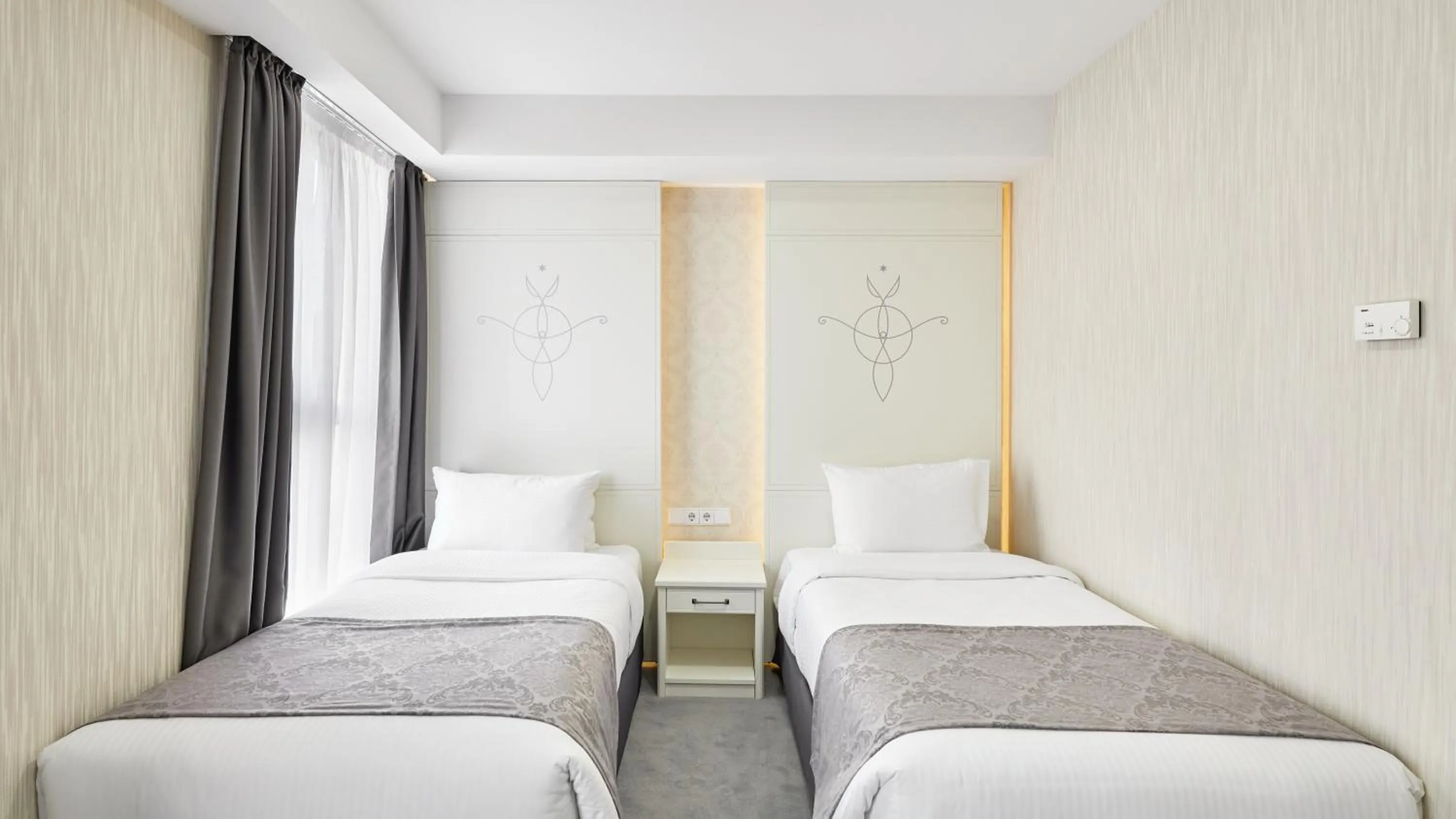 Bedroom, Bed in Gallery Palace Hotel