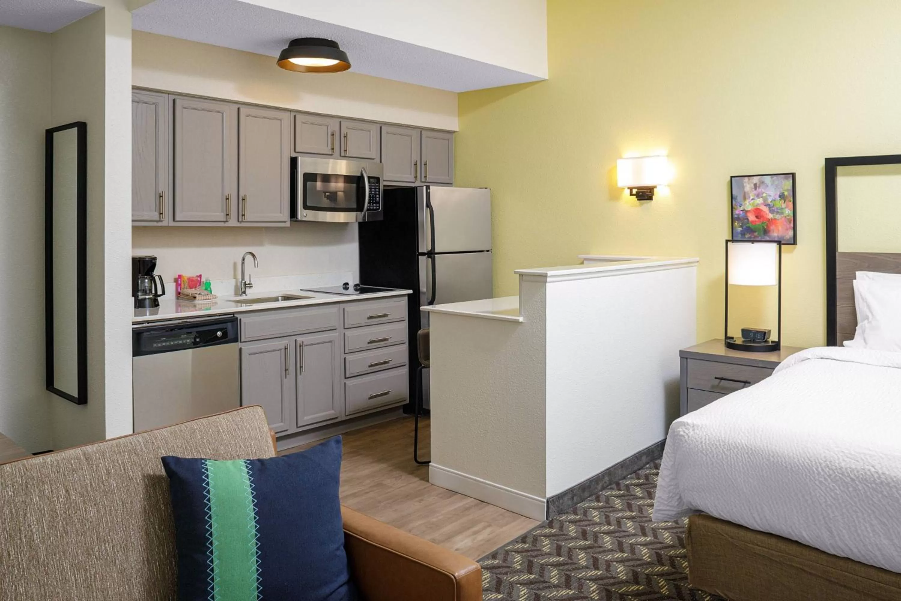 Kitchen or kitchenette, Bed in Residence Inn New Rochelle